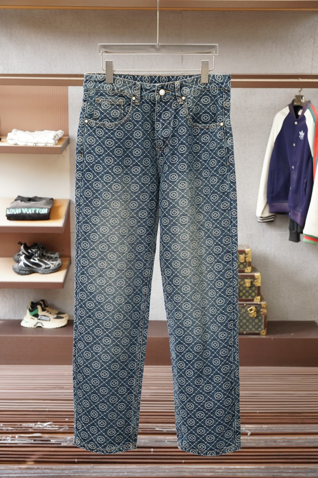 NO:652478,Valentino - New style is coming. Zuiba 2025 early autumn new style casual pants and jeans, high-end customized series. Imported high-density pure cotton with sand washing process is comfortable, soft and skin-friendly, straight and not easy to wrinkle, simple and clear, super versatile upper body effect, super fashionable and versatile, straight and stylish, a wardrobe must-have!  Suitable for any occasion 30-38 next day pickup no,,valentino,jeans,alexander wang19860909华伦天奴-新款来袭zuiba2025早秋新款新款休闲裤牛仔裤,高端定制系列.进口高密度纯棉加沙洗工艺舒适柔软亲肤,笔挺不易起皱,简单明了,超级百搭上身效果超级棒时尚百搭,笔挺有型,衣橱必备！适合任何场合穿着 30-38隔天取货无,,valentino,jeans,alexander wang,Men's clothing