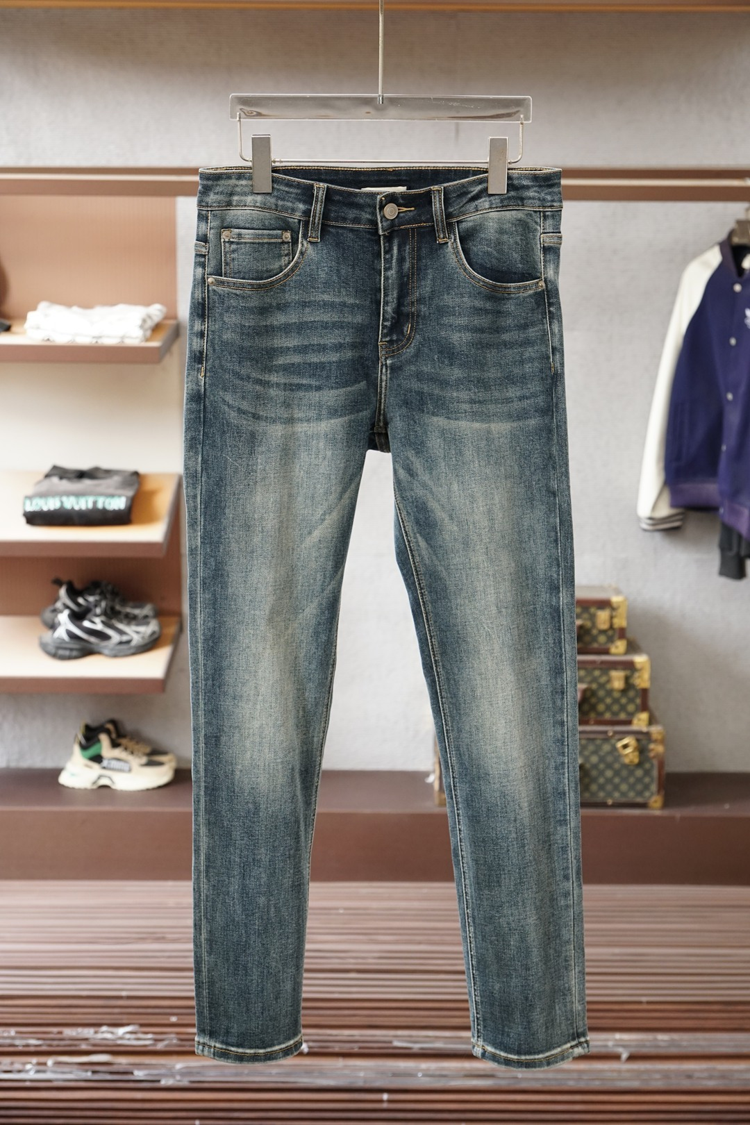 NO:652508,Gucci - New style is coming. Zuiba 2025 early autumn new style casual pants and jeans, high-end customized series. Imported high-density pure cotton with sand washing process is comfortable, soft and skin-friendly, straight and not easy to wrinkle, simple and clear, super versatile upper body effect, super fashionable and versatile, straight and stylish, a wardrobe must-have!  Suitable for any occasion, 30-38, next day pickup, no,,gucci,jeans,alexander wang19860909古驰-新款来袭zuiba2025早秋新款新款休闲裤牛仔裤,高端定制系列.进口高密度纯棉加沙洗工艺舒适柔软亲肤,笔挺不易起皱,简单明了,超级百搭上身效果超级棒时尚百搭,笔挺有型,衣橱必备！适合任何场合穿着 30-38隔天取货无,,gucci,jeans,alexander wang,Men's clothing