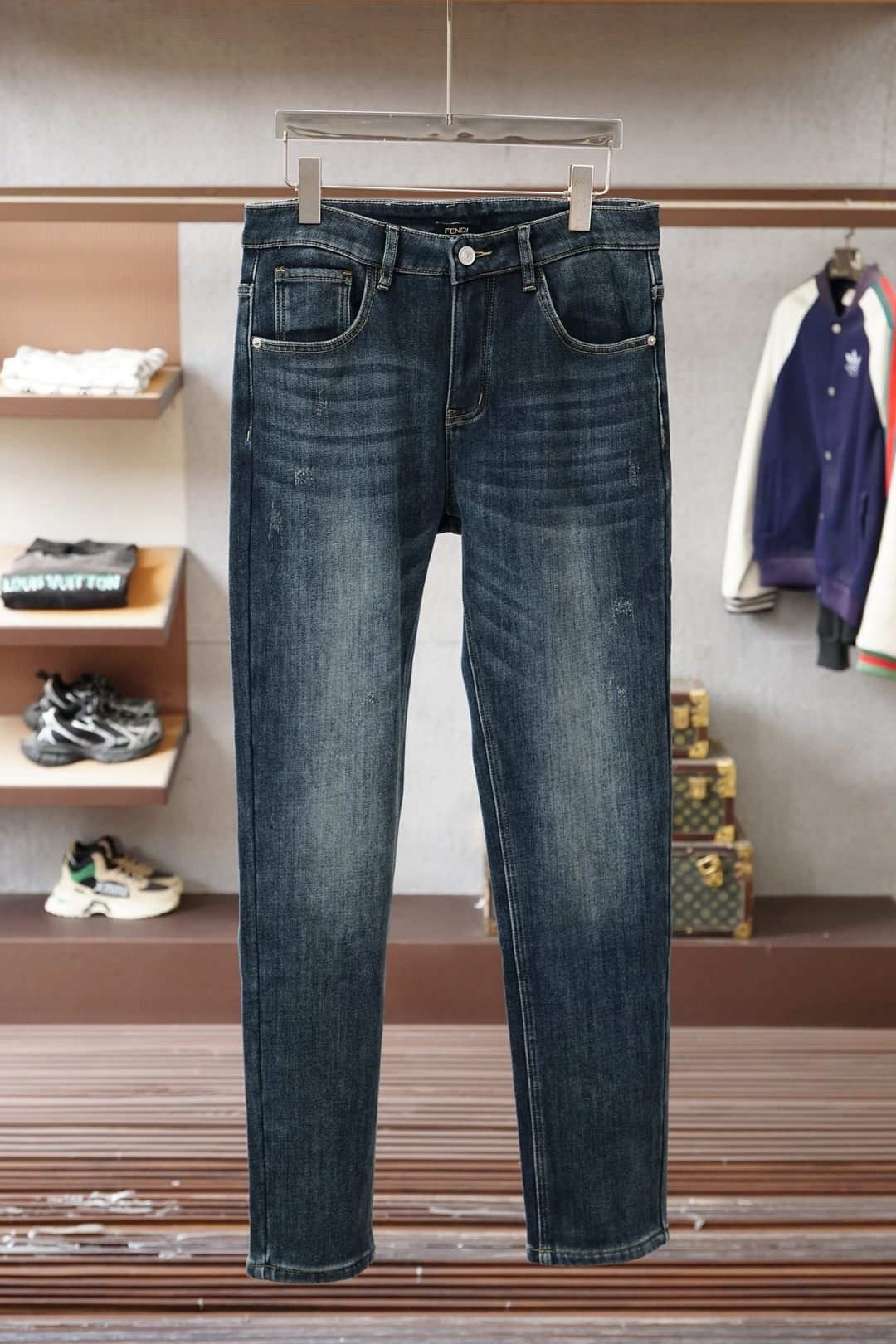 NO:652514,Fendi - new style is coming, zuiba 2025 early autumn new style casual pants and jeans, high-end customized series. Imported high-density pure cotton with sand washing process is comfortable, soft and skin-friendly, straight and not easy to wrinkle, simple and clear, super versatile upper body effect, super fashionable and versatile, straight and stylish, a wardrobe must-have!  Suitable for any occasion 30-38 next day pickup no,,fendi,jeans,alexander wang19860909芬迪-新款来袭zuiba2025早秋新款新款休闲裤牛仔裤,高端定制系列.进口高密度纯棉加沙洗工艺舒适柔软亲肤,笔挺不易起皱,简单明了,超级百搭上身效果超级棒时尚百搭,笔挺有型,衣橱必备！适合任何场合穿着 30-38隔天取货无,,fendi,jeans,alexander wang,Men's clothing