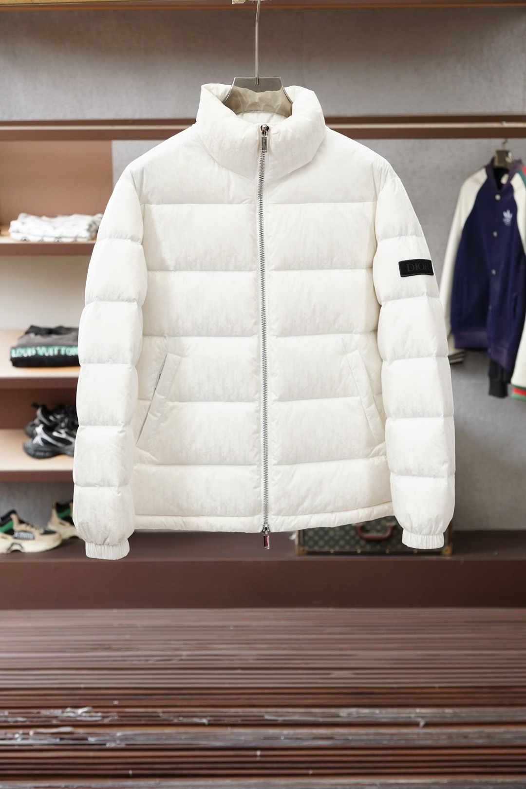 NO:703608,Dior Dior/ New products for autumn and winter｜Stand-collar down jacket｜Show fashionable style, the high version is 90% duck down, the high version does not follow the conventional design sense, the main body is made of imported fabric blends, environmentally friendly printing and dyeing, the color is stronger and the luster is high-end. The front and back body are filled with large horizontal stripes, 90% white duck down filling, full and three-dimensional, meeting the needs of warm travel in autumn and winter.  The classic slightly wide cut and stand-up collar design create fashionable and high-end visual lines. Zipper pockets are suitable for both street style and fashion mix-and-match, showing a casual yet sophisticated dressing attitude. Color black, blue and white Size M-3XL, dior, dior, down jacket,19860909Dior迪奥/ 秋冬季新品｜立领羽绒服｜展现时尚风格,高版本90鸭绒,高版本  不据常规的设计感,大身采用进口面料混纺,环保印染更牢固色泽光感高级.前后身大幅横纹充绒工艺,90白鸭绒填充,饱满立体,满足秋冬季保暖出行需求.  经典微阔裁剪,立领设计打造流行高级视觉线条.拉链口袋,无论是街头风格还是时装混搭,皆游刃有余,展现随性却不失精致的穿搭态度. 颜色黑色,蓝色白色 尺码M-3XL,,dior,dior,down jacket,,Men's clothing