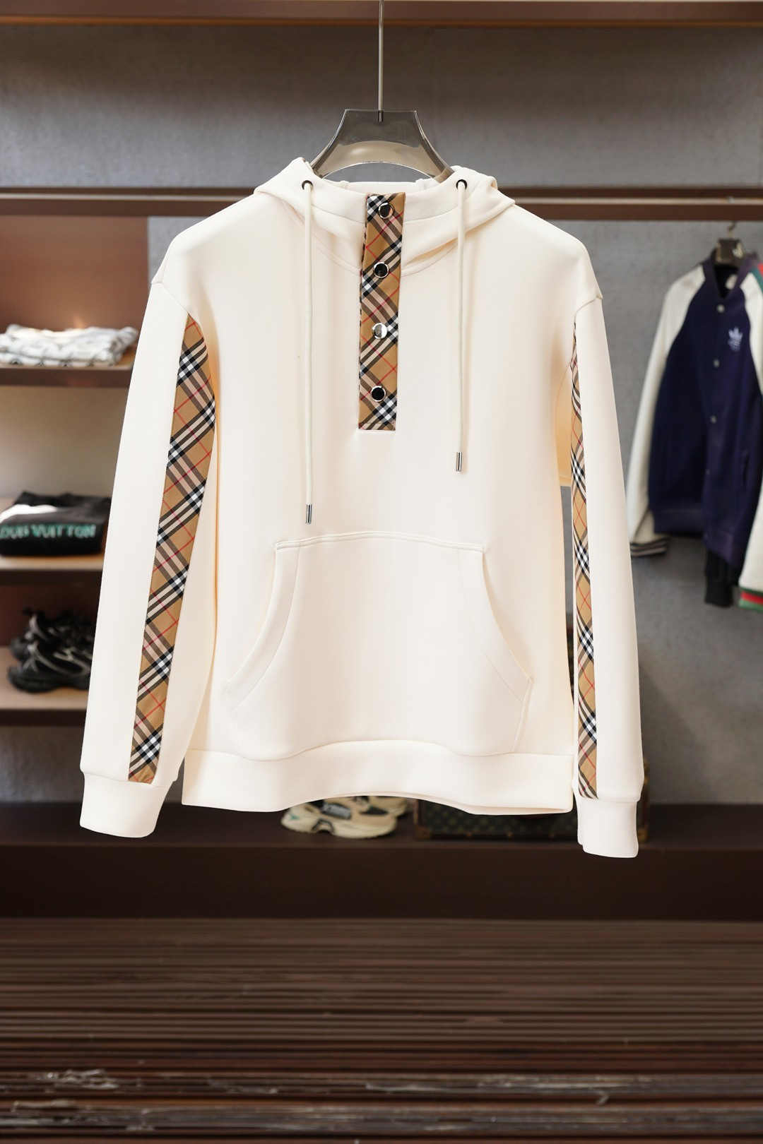 NO:657178,BBR Burberry/25 new autumn and winter hooded sweatshirt. The lattice stitching on the front chest and arms highlights the British classic/Made of 400g heavy lyocell air layer fabric, which has the characteristics of soft, warm, comfortable and breathable, light and drapey, and the four-layer fiber structure makes the fabric less prone to wrinkles. Matching collar, cuffs and hem ribs; color black, beige  M-3XL,,,burberry,hoodie,sweatshirts,hats,alexander wang19860909BBR 巴宝莉/25秋冬新品连帽卫衣.正面胸前手臂格子拼接凸显英伦经典/采用400克重莱赛尔空气层面料,其特性柔透保暖舒适透气性佳、轻盈有垂感、四重纤维构造使得面料不容易产生皱褶,配套衣领、袖口及下脚边罗纹； 颜色黑色、米色 M-3XL,,,burberry,hoodie,sweatshirts,hats,alexander wang,Men's clothing