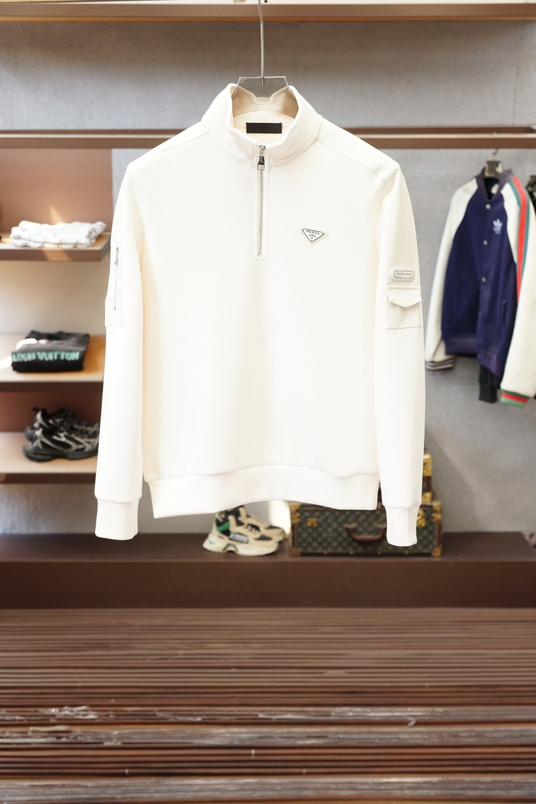 NO:657162,Prada_2025 autumn wool sweatshirt, 2025 autumn and winter show fashion, high-density knitted imported high-weight wool plus sleeves spliced with air cotton fabric, comfortable texture, soft tweed, strong warmth, suitable for autumn and winter, loose-fitting hooded collar, this type of sweatshirt is wide  It is loose and comfortable, very comfortable to wear, and can also show a casual sense of fashion. The logo on the chest highlights the brand charm, M-3XL,,,prada,prada,hoodie,sweatshirts,hats,alexander  wang19860909Prada普拉达_2025秋款羊毛卫衣,2025秋冬秀场风尚,高密针织进口高克重羊毛加袖子拼接空气棉面料,有质感舒适柔软细呢,保暖性强,适合秋冬季节,宽松版型的连帽领,这种版型的卫衣宽松舒适,穿着非常自在,同时也能够展现出随性的时尚感.胸前Logo标彰显品牌魅力、M-3XL,,,prada,prada,hoodie,sweatshirts,hats,alexander wang,Men's clothing