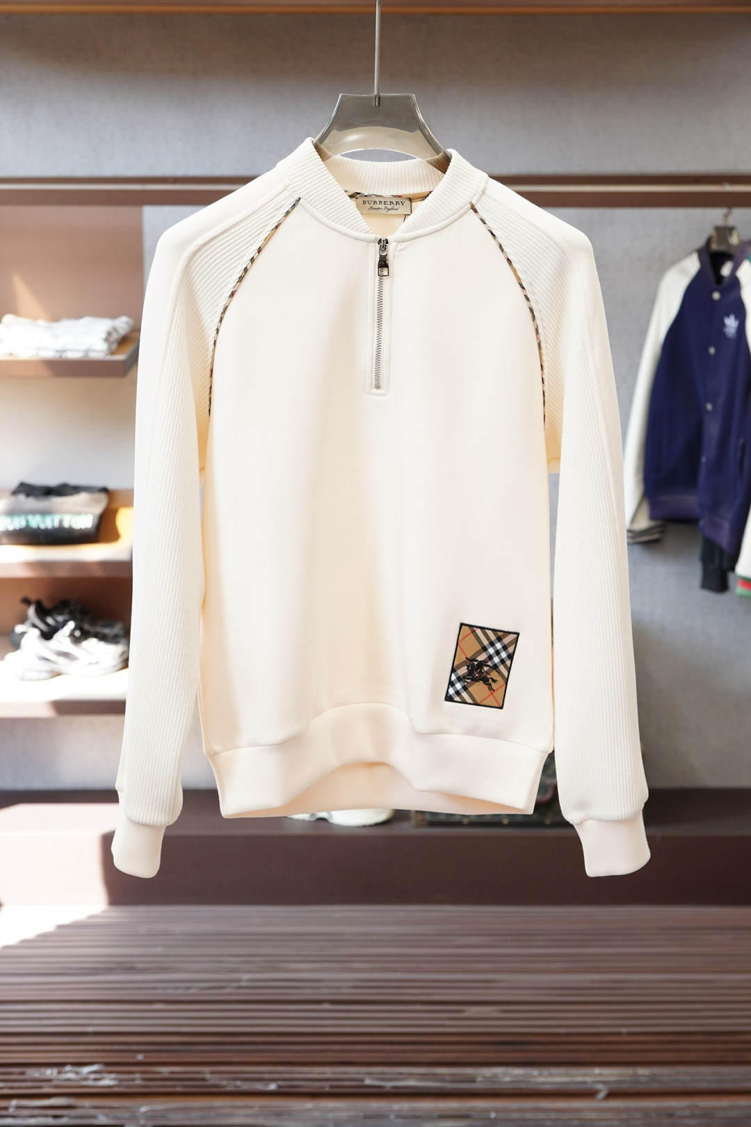 NO:657173,BBR Burberry/25 new autumn and winter round neck sweatshirt with front plaid stitching. It is made of 400g heavy Lyocell air layer fabric, which has the characteristics of soft, warm, comfortable, good breathability, light and drape, and the quad fiber structure makes the fabric less prone to wrinkles. It comes with ribs on the collar, cuffs and hems; color black, beige M-3XL,,,burberry,hoodie,sweatshirts,alexander wang19860909BBR 巴宝莉/25秋冬新品圆领卫衣正面格子拼接.采用400克重莱赛尔空气层面料,其特性柔透保暖舒适透气性佳、轻盈有垂感、四重纤维构造使得面料不容易产生皱褶,配套衣领、袖口及下脚边罗纹； 颜色黑色、米色 M-3XL,,,burberry,hoodie,sweatshirts,alexander wang,Men's clothing