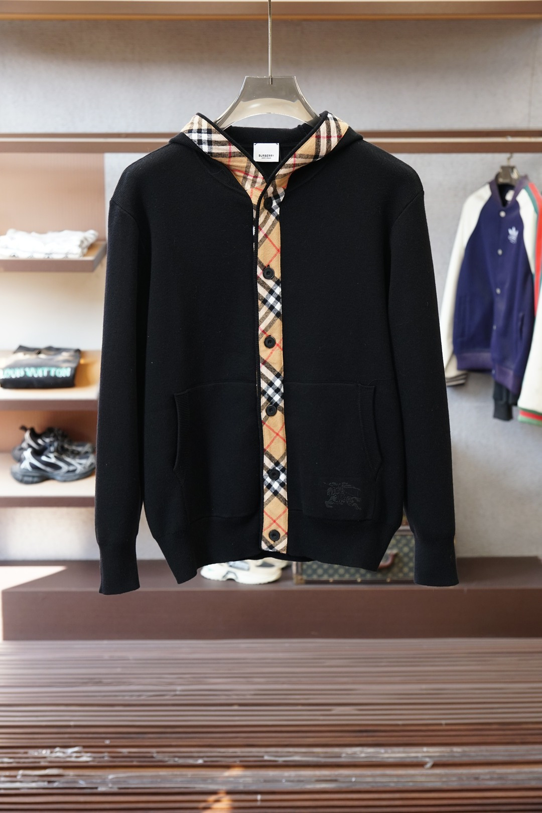 NO:657170,BBR Burberry/25 new autumn and winter plaid hooded outer zipper jacket, the plaid splicing on the chest of the hood is made of 400g heavy Lyocell air layer fabric, which has the characteristics of soft, warm, comfortable, good breathability, light and drape, and the quadruple fiber structure makes the fabric less prone to wrinkles. It comes with ribs on the collar, cuffs and hems; color black, M-3XL,,,burberry,jackets & coats,hats,alexander wang19860909BBR 巴宝莉/25秋冬新品格子连帽外衣拉链外套,帽子胸前格子拼接采用400克重莱赛尔空气层面料,其特性柔透保暖舒适透气性佳、轻盈有垂感、四重纤维构造使得面料不容易产生皱褶,配套衣领、袖口及下脚边罗纹； 颜色黑色、 M-3XL,,,burberry,jackets & coats,hats,alexander wang,Men's clothing