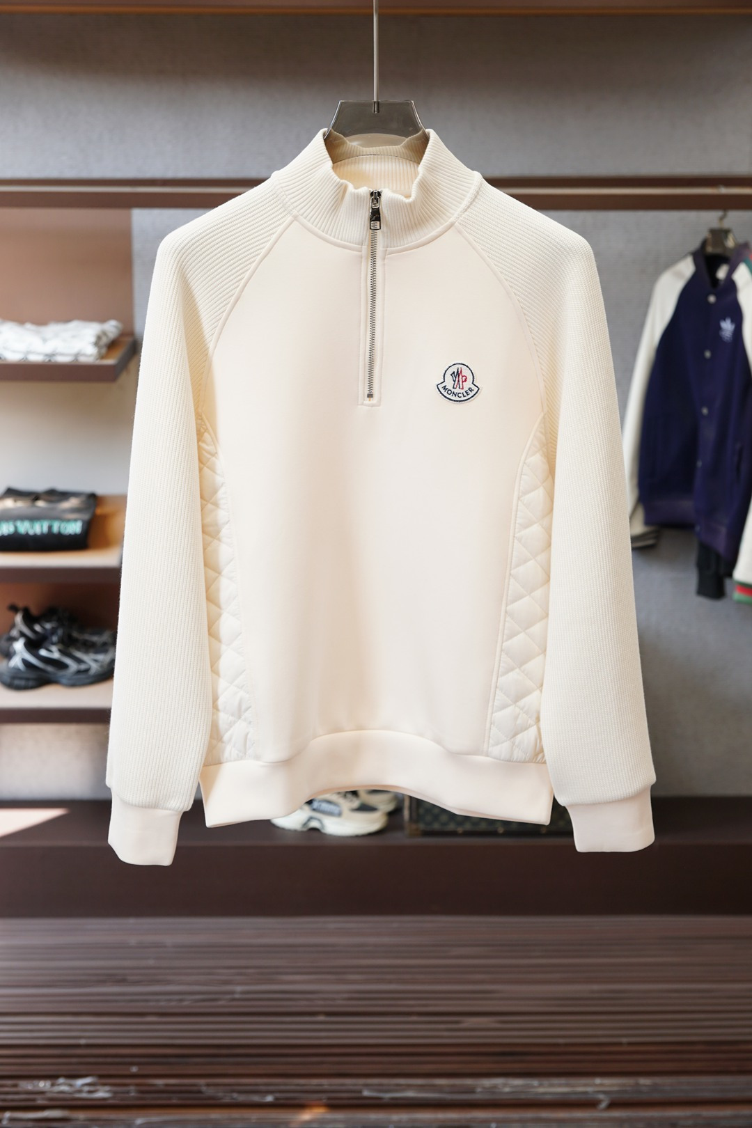 NO:657156,Mouth/2025 autumn wool sweatshirt, 2025 autumn and winter show fashion, high-density knitted imported high-weight wool plus sleeves spliced with air cotton fabric, comfortable texture, soft tweed, strong warmth, suitable for autumn and winter, loose-fitting hooded collar, this type of sweatshirt is loose  Comfortable, very comfortable to wear, and can also show a casual sense of fashion. The logo on the chest highlights the brand charm, M-3XL,,,Moncler,hoodie,sweatshirts,hats,alexander  wang19860909蒙口/2025秋款羊毛卫衣,2025秋冬秀场风尚,高密针织进口高克重羊毛加袖子拼接空气棉面料,有质感舒适柔软细呢,保暖性强,适合秋冬季节,宽松版型的连帽领,这种版型的卫衣宽松舒适,穿着非常自在,同时也能够展现出随性的时尚感.胸前Logo标彰显品牌魅力、M-3XL,,,Moncler,hoodie,sweatshirts,hats,alexander wang,Men's clothing