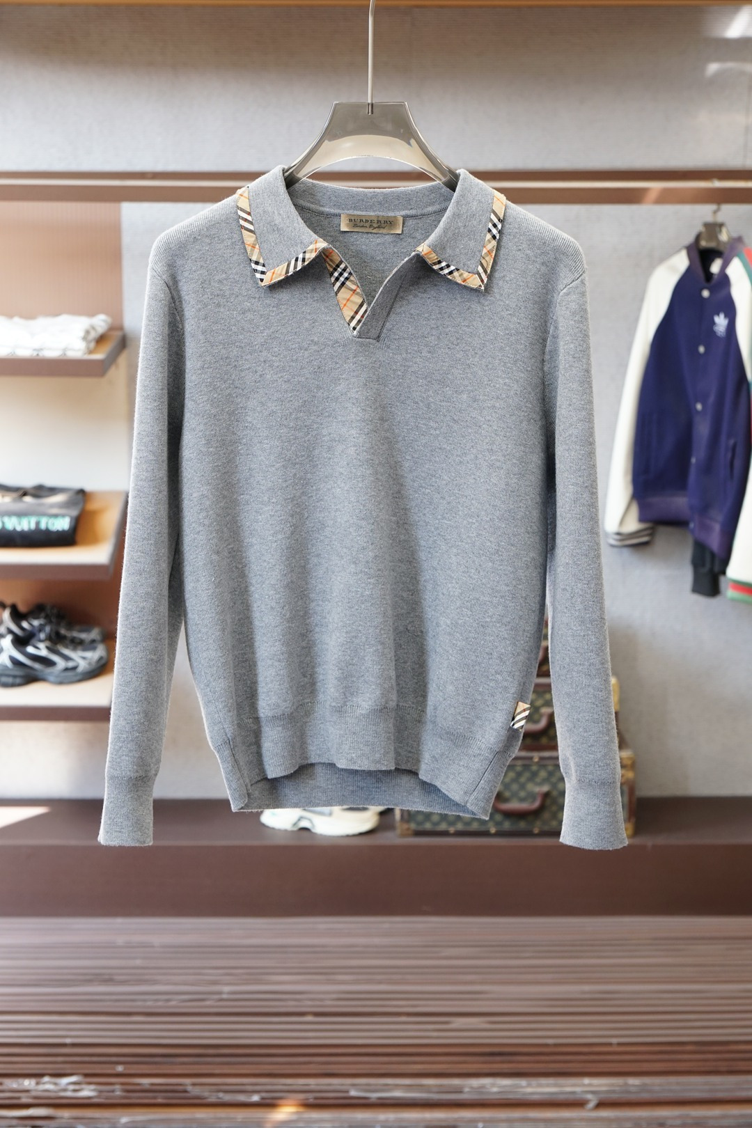 NO:657151,BBR Burberry/25 new autumn and winter small turtleneck wool sweater, textured collar plaid stitching, simple and classic, combined with the design that has been integrated into fashion. It seems to be a niche design. It can be matched well in various occasions. The fabric yarn is made of wool. The thickness of autumn and winter is comfortable for the upper body. It is breathable and has good warmth retention. SizeM-3XL,,burberry,sweaters,alexander wang19860909BBR 巴宝莉/25秋冬新款小高领羊毛毛衣 纹肌理感 领子格子拼接,他家简约与经典 结合已经时装融为一体的设计 看似小众的设计 各种场合都能很好的搭配 面料纱线 采用羊毛的材质 秋冬季的厚度 上身舒适 透气的同时 又有很好的保暖性 SizeM-3XL,,burberry,sweaters,alexander wang,Men's clothing