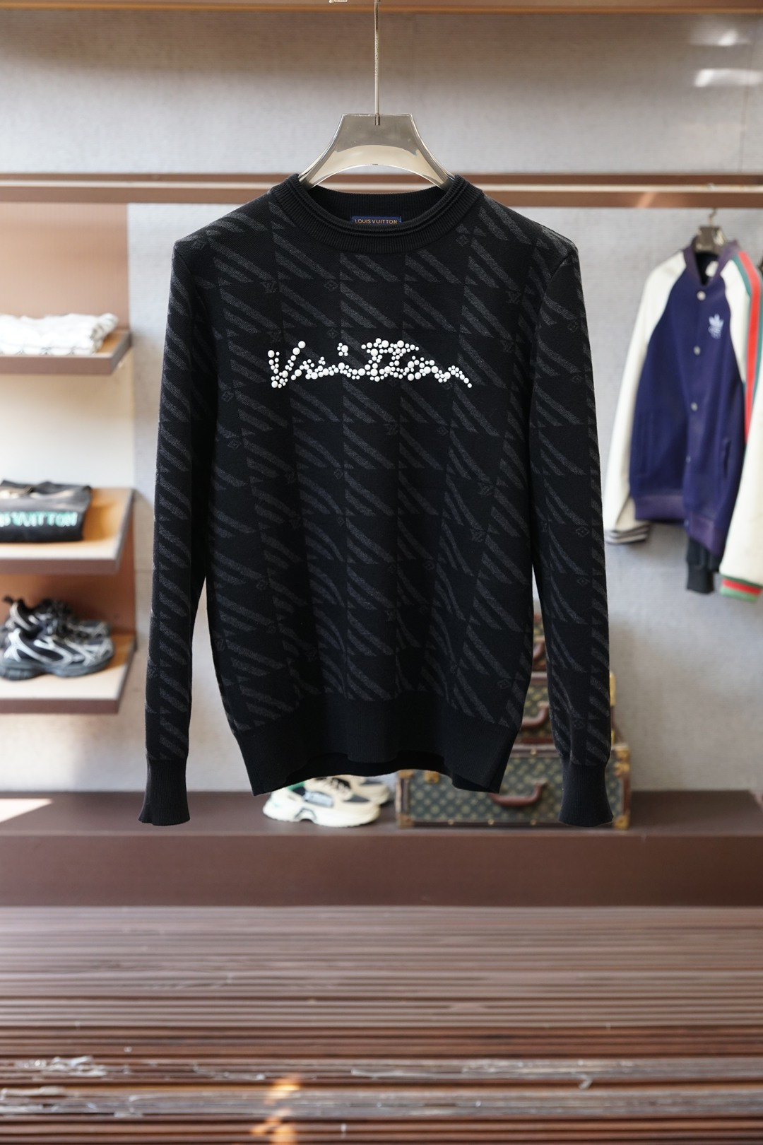 NO:657123,LV-Louis Vuitton-2025 new autumn and winter sweaters!  High-quality wool, simple but not simple. The beading process on the chest is complex, and the casual round neck style is easy to match on the street. Fine workmanship, fine and even stitching, not easy to fall off. Color Black Size M-3XL, louis vuitton, louis vuitton, sweaters, alexander wang19860909LV-路易威登-2025秋冬新款毛衣！优质羊毛,简约而不简单.胸前叮珠工艺复杂,休闲圆领款式,日常搭配出街轻松搭配.做工精细 针脚细密均匀,不易脱线. 颜色黑色 码数M-3XL,,louis vuitton,louis vuitton,sweaters,alexander wang,Men's clothing