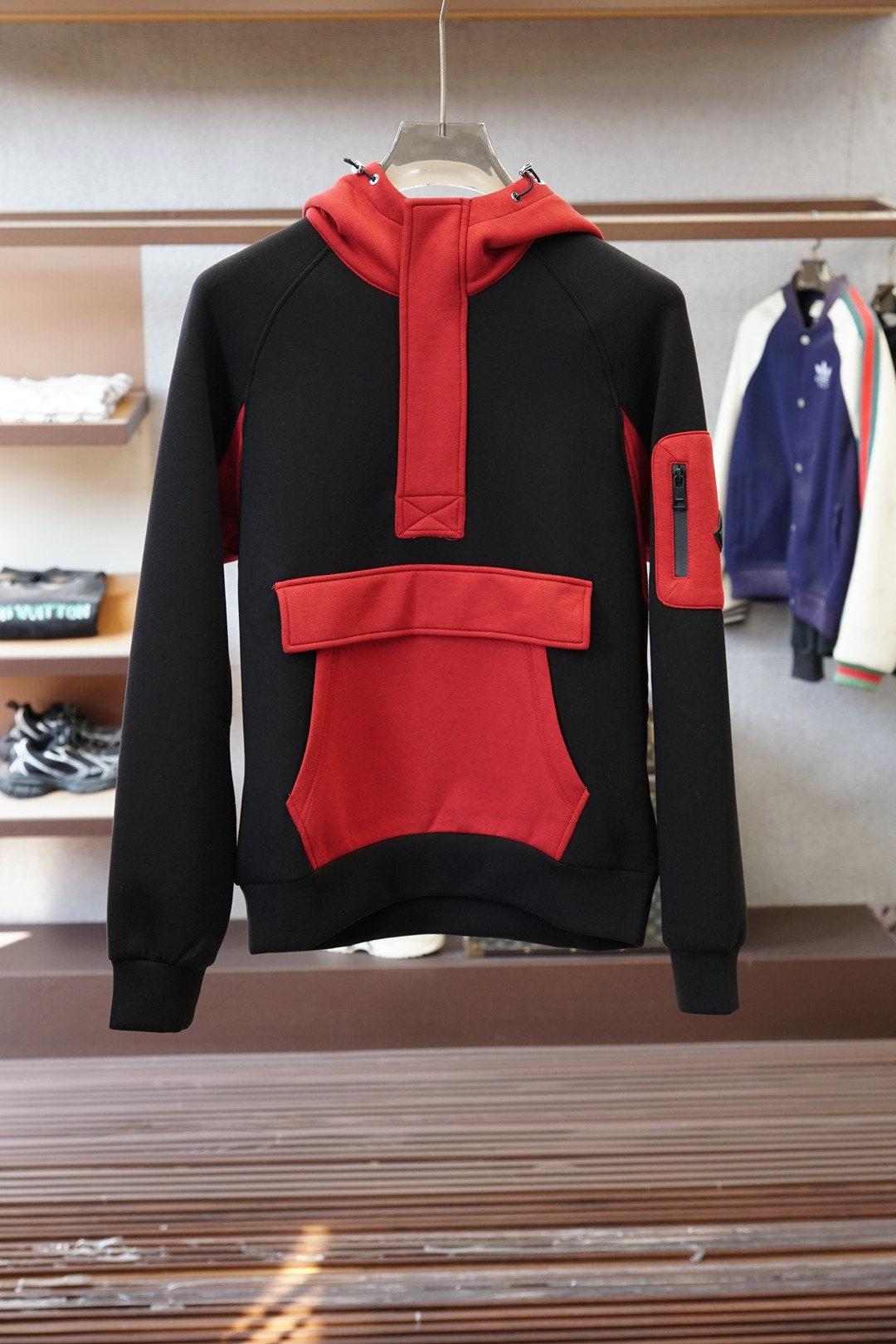 NO:657166,Prada 25 new autumn and winter new knitted hooded sweatshirt with letter printing and logo, with letter printing on the front, made of 400g heavy lyocell air layer fabric, which has the characteristics of soft, warm, comfortable, good breathability, light and drape, and the quad fiber structure makes the fabric less prone to wrinkles. It comes with ribs on the collar, cuffs and hems; color black, M-3XL,,,prada,prada,hoodie,sweatshirts,hats,alexander wang19860909Prada普拉达25秋冬新品饰字母印花标识针织连帽卫衣,正面饰字母印花,采用400克重莱赛尔空气层面料,其特性柔透保暖舒适透气性佳、轻盈有垂感、四重纤维构造使得面料不容易产生皱褶,配套衣领、袖口及下脚边罗纹； 颜色黑色、 M-3XL,,,prada,prada,hoodie,sweatshirts,hats,alexander wang,Men's clothing