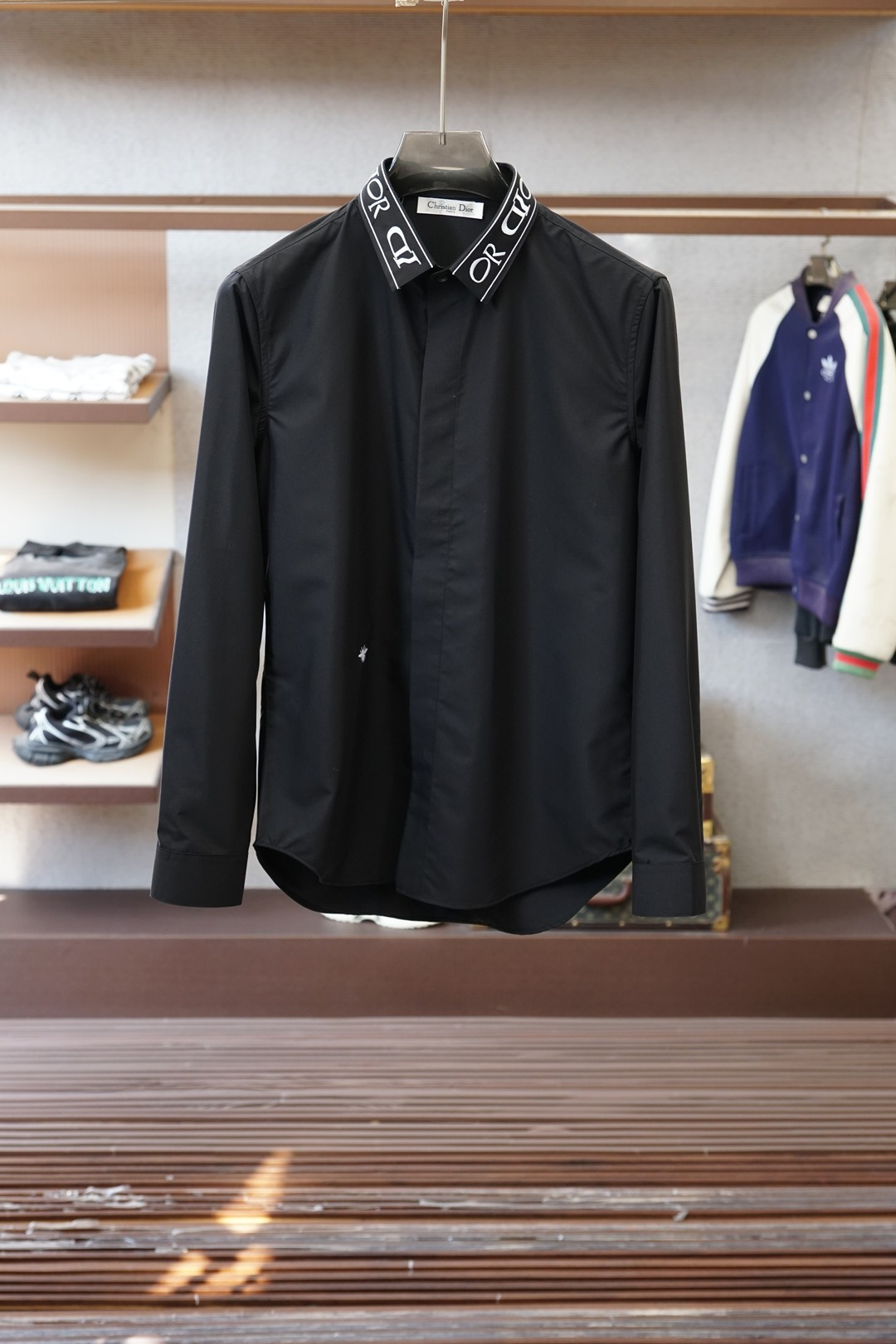 NO:657145,Dior Dior - Detailed luxury and exciting 2025 autumn and winter, with collar embroidery craftsmanship. Low-key without losing the sense of design, hiding Italian luxury in small details. The fabric is crisp and skin-friendly, and the upper body shape is super correct. Whether you wear it with a suit for commuting or casual pants for going out, you can wear it with a different high-end atmosphere. It is a classic style that can be worn in the wardrobe for a long time ~ M-3XL,,, dior, dior, business suit, alexander wang19860909Dior迪奥-细节控的奢雅心动2025秋冬爆,搭配领子刺绣工艺.低调又不失设计感,把意式奢华藏在小细节里. 面料挺括又亲肤,上身版型超正,不管是搭西装通勤还是配休闲裤出街,都能穿出不一样的高阶氛围感,是衣柜里能穿很久的经典款～M-3XL,,,dior,dior,business suit,alexander wang,Men's clothing