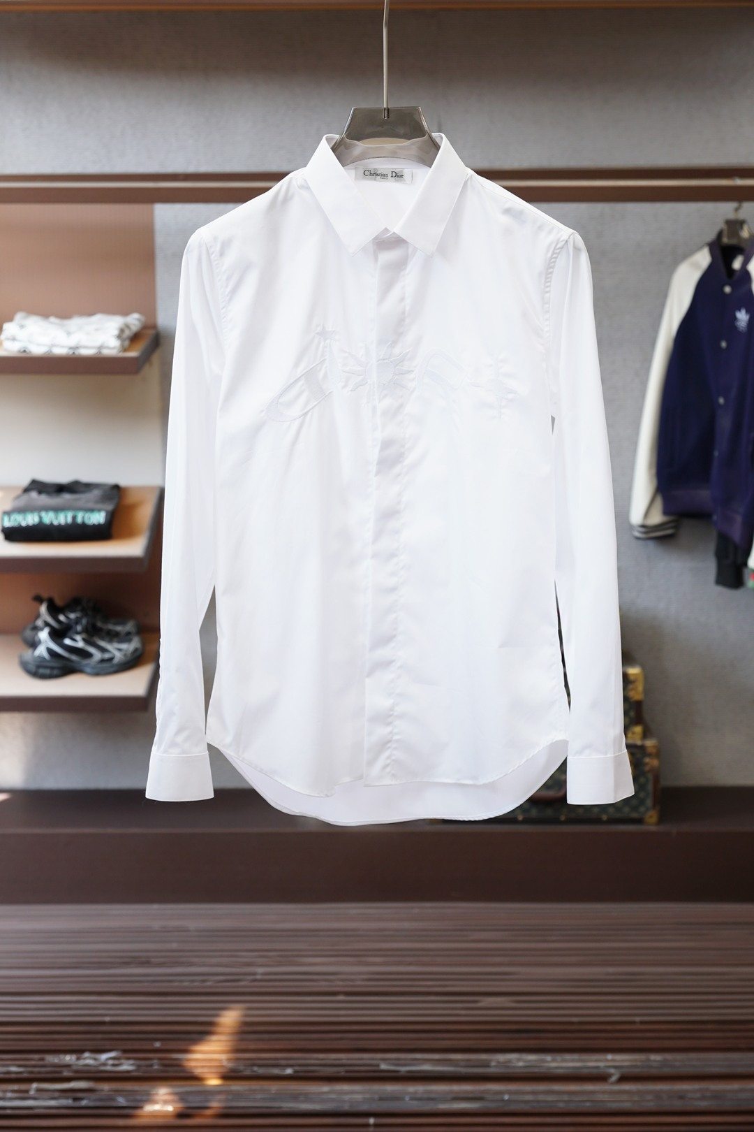 NO:657150,Dior Dior - Detailed luxury and exciting 2025 autumn and winter, with chest embroidery craftsmanship. Low-key without losing the sense of design, hiding Italian luxury in small details. The fabric is crisp and skin-friendly, and the upper body shape is super correct. Whether you wear it with a suit for commuting or casual pants for going out, you can wear it with a different high-end atmosphere. It is a classic style that can be worn in the wardrobe for a long time ~ M-3XL,,, dior, dior, business suit, alexander wang19860909Dior迪奥-细节控的奢雅心动2025秋冬爆,搭配胸前刺绣工艺.低调又不失设计感,把意式奢华藏在小细节里. 面料挺括又亲肤,上身版型超正,不管是搭西装通勤还是配休闲裤出街,都能穿出不一样的高阶氛围感,是衣柜里能穿很久的经典款～M-3XL,,,dior,dior,business suit,alexander wang,Men's clothing