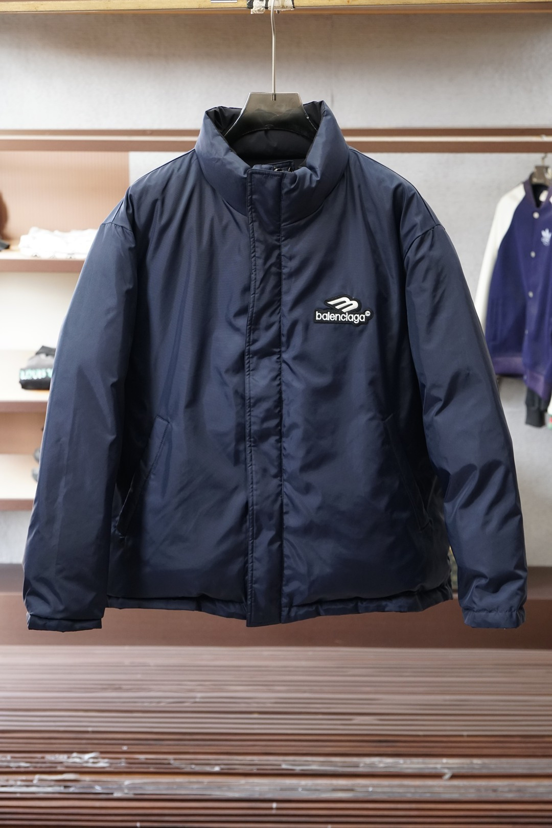 NO:657205,Balenciaga light luxury down jacket, 2025 hot model Balenciaga's minimalist down jacket turns 'cold' into a discreet way to create a sense of atmosphere. 90 white duck down locks in temperature, is as light as layer clouds but can withstand sub-zero winds; stand-up collar + dark quilting, the silhouette hides flesh and hits the high street aesthetic; matte black/dark gray color scheme, paired with jeans for a relaxed feel, paired with suit pants to directly capture the cold feeling of the city.  When wearing it in winter, you don't have to choose between 'warmth' and 'style' - after all, the sense of luxury means that even warmth must be low-key luxury.,balenciaga,balenciaga,jeans,down jacket,business suit,alexander wang19860909巴黎世家Balenciaga轻奢羽绒服,2025爆款 Balenciaga极简羽绒把“冷”变成氛围感的小心机 90白鸭绒锁温,轻得像裹了层云但抗住零下寒风； 立领+暗纹绗缝,廓形藏肉又戳中高街审美； 哑光黑/深灰配色,配牛仔裤是松弛感,搭西装裤直接拿捏都市冷感. 冬天穿它不用在“暖”和“型”里二选一——毕竟高级感,就是连保暖都得是低调的奢华,,balenciaga,balenciaga,jeans,down jacket,business suit,alexander wang,Men's clothing