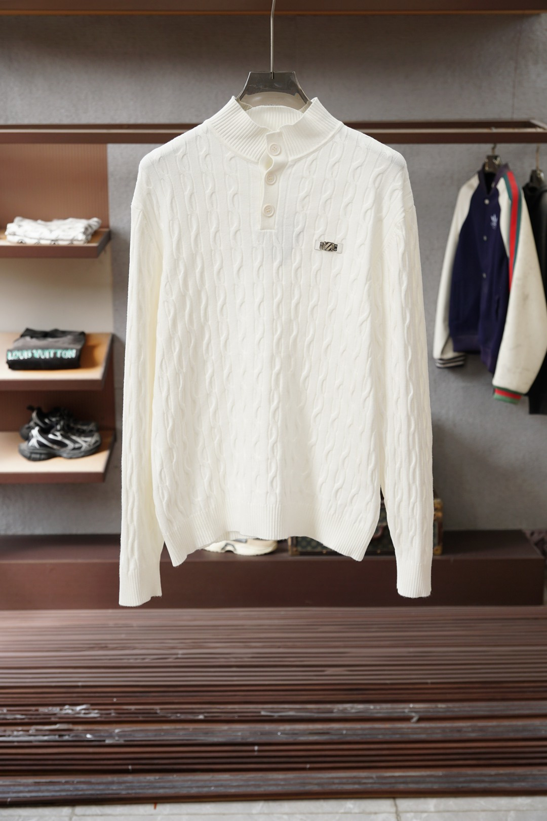 NO:657146,Zegna_25 new autumn and winter small turtleneck wool sweater, textured texture, embellished with a stamp on the chest, simple and classic, combined with a design that has been integrated into fashion. It seems to be a niche design, and can be matched well in various occasions. The fabric yarn is made of wool. The thickness of autumn and winter is comfortable for the upper body. It is breathable and has good warmth retention. SizeM-3XL,,zegna,sweaters,alexander wang19860909杰尼亚_25秋冬新款小高领羊毛毛衣 纹肌理感 织造 胸前章仔的点缀 他家简约与经典 结合已经时装融为一体的设计 看似小众的设计 各种场合都能很好的搭配 面料纱线 采用羊毛的材质 秋冬季的厚度 上身舒适 透气的同时 又有很好的保暖性 SizeM-3XL,,zegna,sweaters,alexander wang,Men's clothing