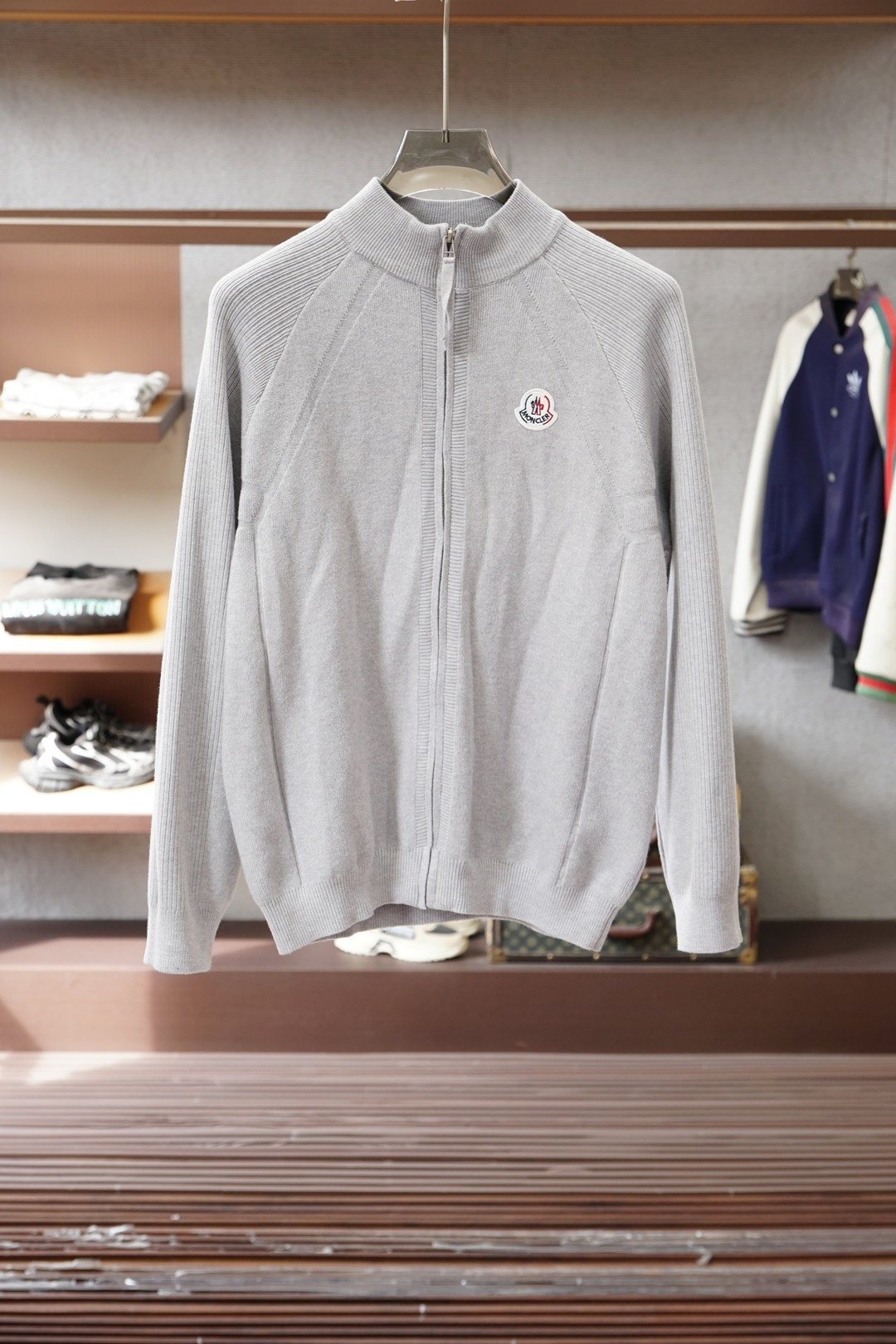 NO:657143,Mengkou 25 new autumn and winter small turtleneck half-zip wool sweater, textured texture, embellished with a stamp on the chest, simple and classic, combined with a design that has been integrated into fashion. It seems to be a niche design, and can be matched well in various occasions. The fabric yarn is made of wool. The thickness of autumn and winter is comfortable for the upper body. It is breathable and has good warmth retention. SizeM-3XL,,Moncler,sweaters,alexander wang19860909蒙口25秋冬新款小高领半拉链羊毛毛衣 纹肌理感 织造 胸前章仔的点缀 他家简约与经典 结合已经时装融为一体的设计 看似小众的设计 各种场合都能很好的搭配 面料纱线 采用羊毛的材质 秋冬季的厚度 上身舒适 透气的同时 又有很好的保暖性 SizeM-3XL,,Moncler,sweaters,alexander wang,Men's clothing