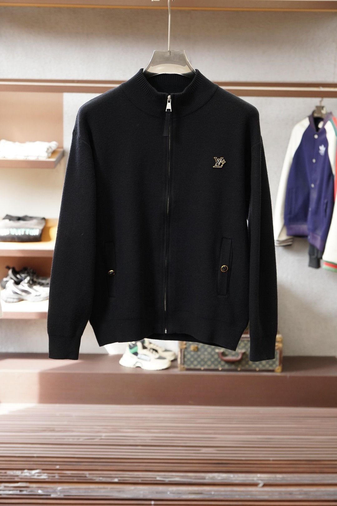 NO:657138,LV-Louis Vuitton-25 new autumn and winter zipper cardigan wool sweater, textured texture, embellished with a stamp on the chest, simple and classic, combined with a design that has been integrated into fashion. It seems to be a niche design, and can be matched well in various occasions. The fabric yarn is made of wool. The thickness of autumn and winter is comfortable for the upper body. It is breathable and has good warmth retention. SizeM-3XL,, louis vuitton, louis  vuitton,sweaters,alexander wang19860909LV-路易威登-25秋冬新款拉链开衫羊毛毛衣 纹肌理感 织造 胸前章仔的点缀 他家简约与经典 结合已经时装融为一体的设计 看似小众的设计 各种场合都能很好的搭配 面料纱线 采用羊毛的材质 秋冬季的厚度 上身舒适 透气的同时 又有很好的保暖性 SizeM-3XL,,louis vuitton,louis vuitton,sweaters,alexander wang,Men's clothing