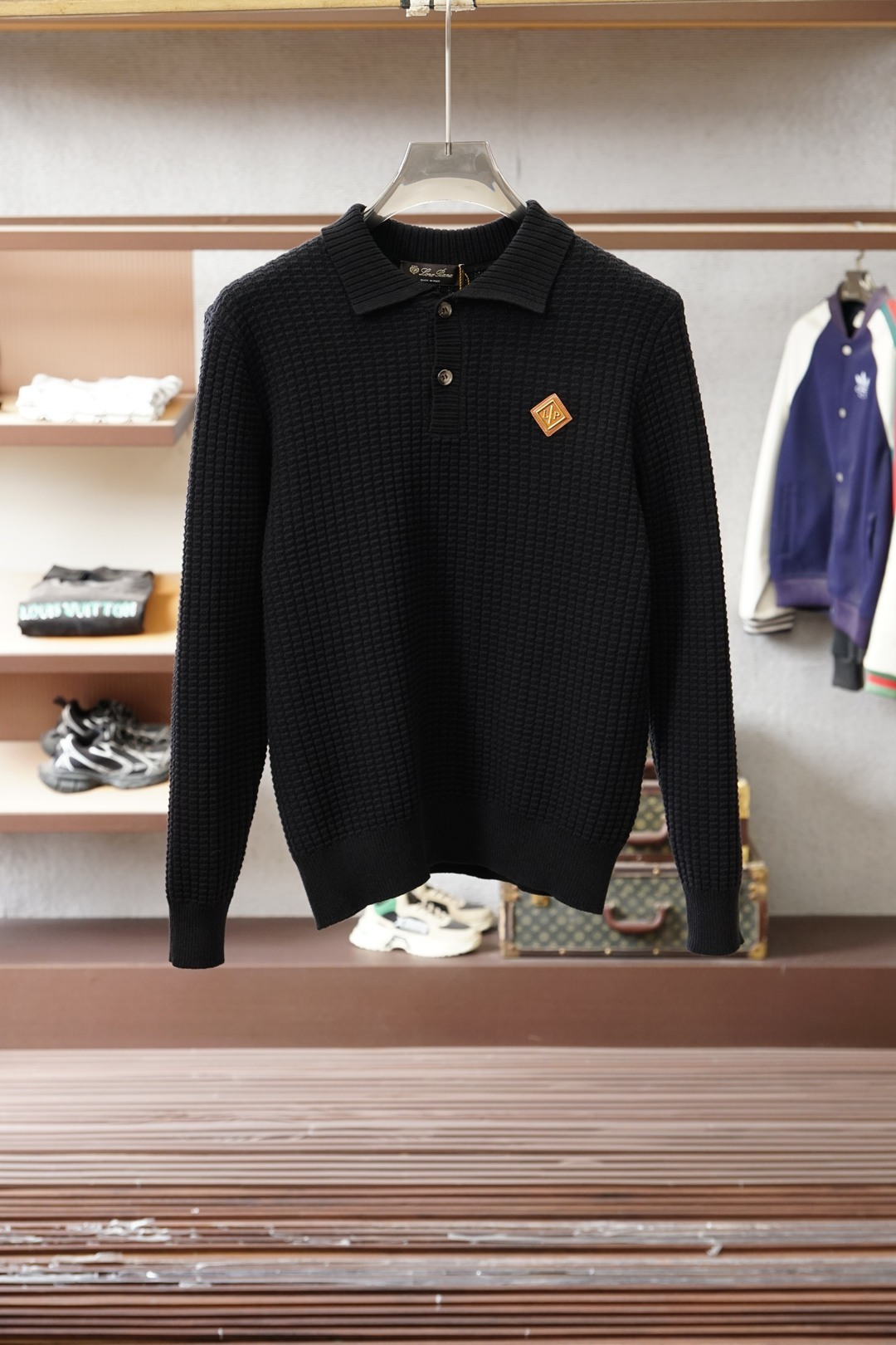 NO:657133,LP-25 new autumn and winter pullover knitted stand-collar wool sweater. Textured texture. Embellishment of the logo on the chest. His style is simple and classic. It combines the design that has been integrated with fashion. It seems to be a niche design. It can be matched well in various occasions. The fabric yarn is made of wool. The thickness of autumn and winter is comfortable for the upper body. It is breathable and has good warmth retention. SizeM-3XL,,loro piana,sweaters,alexander wang19860909LP-25秋冬新款套头针织立领羊毛毛衣 纹肌理感 织造 胸前章仔的点缀 他家简约与经典 结合已经时装融为一体的设计 看似小众的设计 各种场合都能很好的搭配 面料纱线 采用羊毛的材质 秋冬季的厚度 上身舒适 透气的同时 又有很好的保暖性 SizeM-3XL,,loro piana,sweaters,alexander wang,Men's clothing