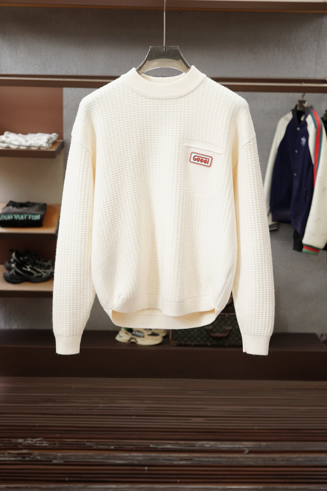 NO:657128,Moncle*/Meng Mouth 25 new autumn and winter pullover knitted sweater. Vertical grain texture. Weaving. Embellishment of the chapter on the chest. His style is simple and classic. It combines the design that has been integrated with fashion. It seems to be a niche design. It can be matched well in various occasions. The fabric yarn is made of wool. The thickness of autumn and winter is comfortable for the upper body. It is breathable and has good warmth retention. SizeM-3XL,,Moncler,sweaters,alexander wang19860909Moncle*/蒙口 25秋冬新款套头针织毛衣 竖纹肌理感 织造 胸前章仔的点缀 他家简约与经典 结合已经时装融为一体的设计 看似小众的设计 各种场合都能很好的搭配 面料纱线 采用羊毛的材质 秋冬季的厚度 上身舒适 透气的同时 又有很好的保暖性 SizeM-3XL,,Moncler,sweaters,alexander wang,Men's clothing