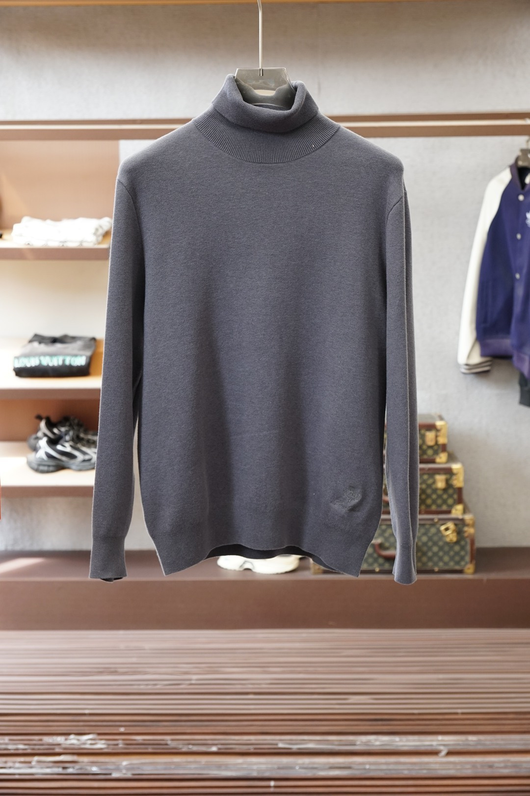 NO:712317,LP - New style for men in autumn and winter | Luxurious corrugated wool blended sweater] Strictly selected 100 pure wool/woven with a unique corrugated texture, giving the fabric a three-dimensional and rich touch, combining the elastic support of wool with the softness and skin-friendliness of cashmere, achieving a low-key and luxurious wearing experience  It adopts three-dimensional slim tailoring, which fits the body shape neatly but is not too restrictive. The inner layer is slim but not bloated, and can outline a calm temperament when worn alone. The suede is softly processed, and it is close to the skin without itching. The fluffy and delicate yarn locks in warmth, breaking the heavy shackles of autumn and winter. It is blessed with anti-pilling technology and maintains a refined appearance for a long time. The left chest is embellished with the logo, which is a low-key interpretation of the brand gene. From business commuting to casual socializing, one piece can meet the needs of many scenes.  Color classic black/orange beige Sizes M-XX XL,,loro piana,sweaters,19860909LP-秋冬男士新款｜奢享瓦楞纹羊毛混纺毛衣】严选100分纯羊毛/以独特瓦楞肌理织造,赋予织物立体丰盈的触感 ,兼具羊毛的弹性支撑与羊绒的软糯亲肤,成就低调奢华的穿着体验 采用立体修身剪裁,利落贴合身形却不过分束缚,内搭显瘦不臃肿,单穿亦能勾勒从容气质.绒面经过柔顺处理,贴肤穿着无刺痒感 ,蓬松细腻的纱线锁住温暖,打破秋冬厚重桎梏,抗起球工艺加持,持久保持精致外观.左胸处点缀极Logo,低调诠释品牌基因 从商务通勤到休闲社交,一件驾驭多场景需求 颜色经典黑/橙色米黄 尺码M-XX XL,,loro piana,sweaters,,Men's clothing