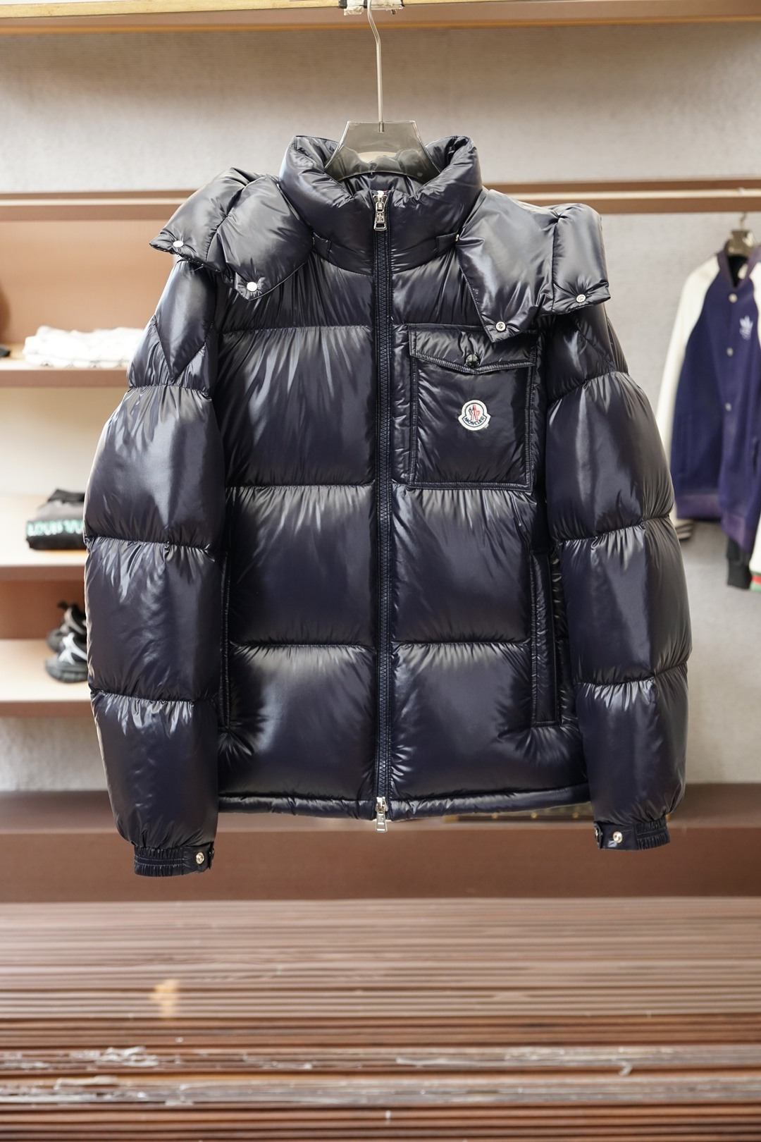 NO:683508,Top version/special down Moncler Montbeliard (channel product. Trading company order) short men's down jacket jacket. Removable hood, variable stand-up collar jacket. Channel product. Limited sale. Only 800 pieces, not a gimmick, no fabric. How to replenish the order? High-end physical version, quick replenishment. Only this Montbeliard men's short down jacket is made of glossy nylon laqué fabric, interpreting the classic Moncler style. Product details  The Montbeliard down jacket is made of iconic nylon laqué fabric with a gorgeous lustrous effect. It has a removable hood that can easily adapt to changing weather. It has Moncler Maya-inspired sleeve pockets that reflect the brand's essence. Details Made of nylon laqué fabric Nylon laqué lining Filled with down Detachable and adjustable hood Zip closure Zippered pockets Press buttons on chest pockets Press buttons on sleeve pockets Adjustable cuffs Drawn hem  Size1-5,,jackets & coats,jackets & coats,down jacket,hats,19860909顶级版本/特级羽绒Moncler Montbeliard(渠道臻品.贸易公司订单)短款男士羽绒服夹克外套.连帽可脱卸,可变立领夹克. 渠道臻品.限量发售.仅800件,不是噱头,没有面料拿什么补单?高端实体速度拿版,速度补货.仅此 这款Montbeliard男士短款羽绒夹克采用光泽nylon laqué面料制成,演绎经典Moncler风格. 商品详情 Montbeliard羽绒夹克采用标志性的nylon laqué面料制成,呈现华美的光泽效果.配有可拆卸兜帽,轻松适应多变天气.点缀灵感源自Moncler Maya的衣袖口袋,彰显品牌精髓. 细节 采用nylon laqué面料制成 Nylon laqué衬里 填充羽绒 可拆卸可调节兜帽 拉链开合 拉链口袋 胸部口袋设有按扣 衣袖口袋设有按扣 可调节袖口 抽绳下摆 Size1-5,,jackets & coats,jackets & coats,down jacket,hats,,Men's clothing