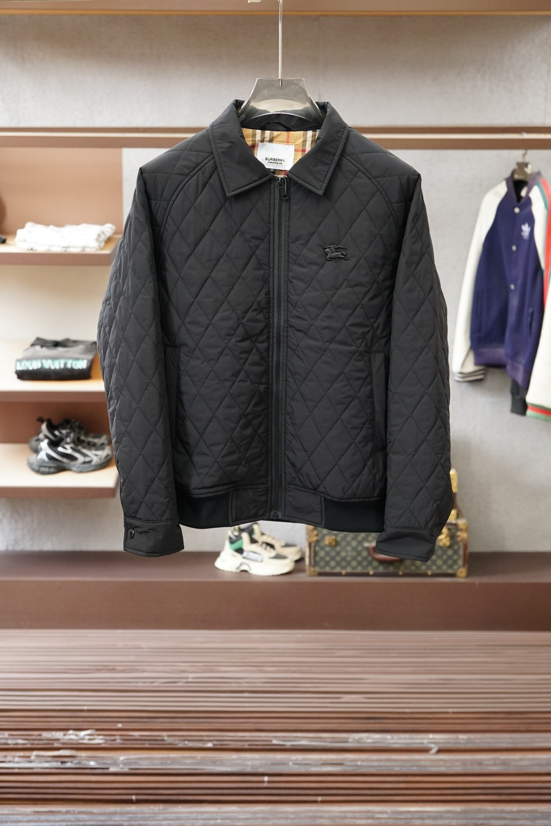 NO:657183,BBR Burberry - 2025 new autumn and winter counter jackets and small cotton coats. The stand-up collar and diamond-shaped grid are made of elastic polyester fiber. The lining has strong warmth retention. The version is very wide and stylish. It is a must-have item for both business and leisure in autumn and winter. Color black Size M~3XL,,burberry,jackets & coats,alexander wang19860909BBR巴宝莉--2025秋冬新款专柜同款夹克小棉衣,立领压菱形格采用弹力聚酯纤维打造,内里夹棉保暖性强,版型挺阔有型,商务休闲兼备秋冬必备单品 颜色黑色 码数M~3XL,,burberry,jackets & coats,alexander wang,Men's clothing