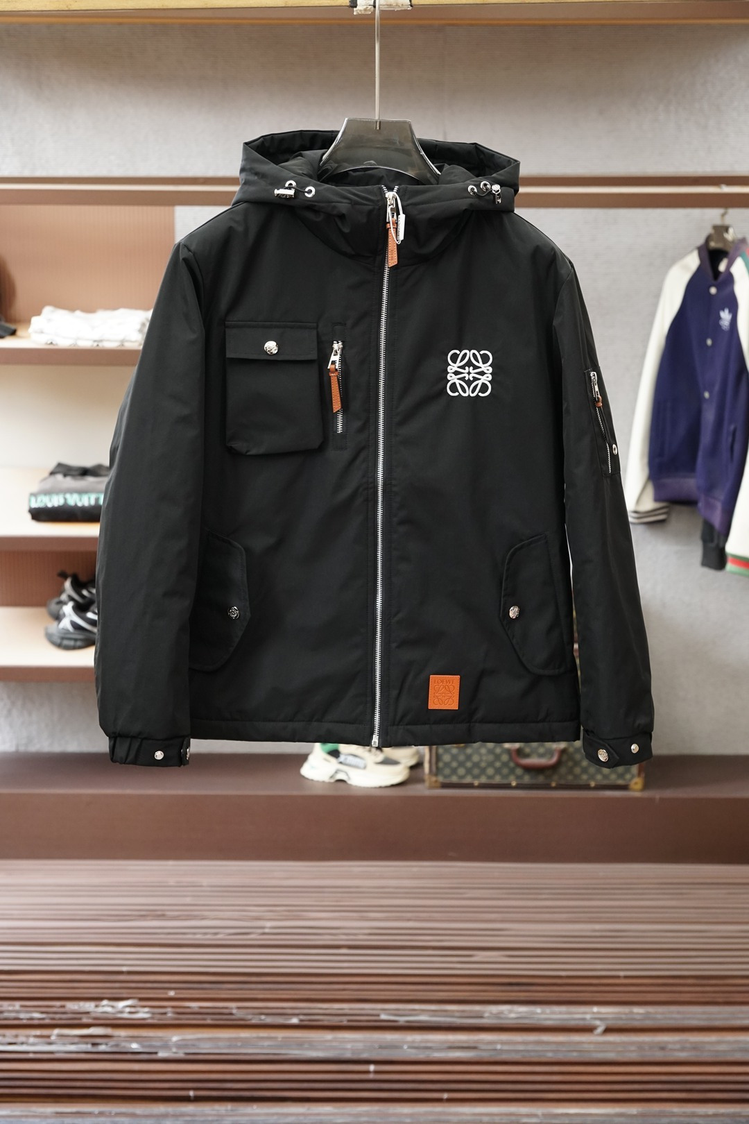 NO:657188,Loewe Loewe/2025 new autumn and winter counter jacket with the same style and small cotton-padded coat, hooded and embroidered logo to create a fashionable personality. The fabric is made of elastic polyester fiber. The lining is warm and warm. The version is quite wide and stylish. It is a must-have item for both business and leisure in autumn and winter. Color Black Size M~3XL,,loewe,loewe,jackets & coats,hats,alexander wang19860909Loewe罗意威/2025秋冬新款专柜同款夹克小棉衣,连帽加刺绣Logo打造时尚个性,面料采用弹力聚酯纤维打造,内里夹棉保暖性强,版型挺阔有型,商务休闲兼备秋冬必备单品 颜色黑色 码数M~3XL,,loewe,loewe,jackets & coats,hats,alexander wang,Men's clothing