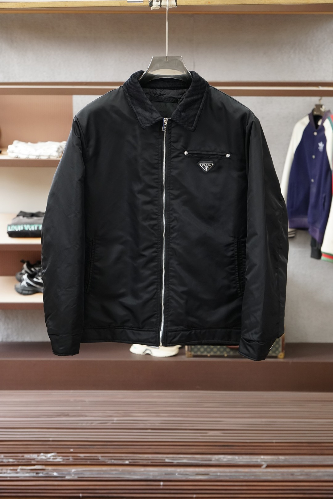 NO:657193,Prada/2025 autumn and winter new stand-collar cotton jacket, aristocratic descent!  The triangle logo highlights the brand's charm and is crafted with craftsmanship. The fabric is made of imported polyester fiber ultra-thin soft shell fabric with strong luster. The inner layer is filled with imported fine cotton, making the upper body lighter and warmer, fashionable and compatible with warmth!  The details and materials used are very exquisite, showing the designer's extreme attentiveness to making it. It is more like a handicraft. The overall shape is very good, and the high-end ratio is high. Size M～3XL,, prada, prada, jackets & coats, alexander wang19860909Prada普拉达/2025秋冬新款立领棉衣外套,贵族血统！三角标凸显品牌魅力匠心打造,面料选用进口聚酯纤维超薄软壳面料,光泽感强,内层填充了进口精棉,上身更加轻盈保暖,时尚保暖兼容！细节用料都非常考究,显示了设计 师极致的用心制作,更像是一件工艺品,整体版型很赞,高端比入. 码数M～3XL,,prada,prada,jackets & coats,alexander wang,Men's clothing