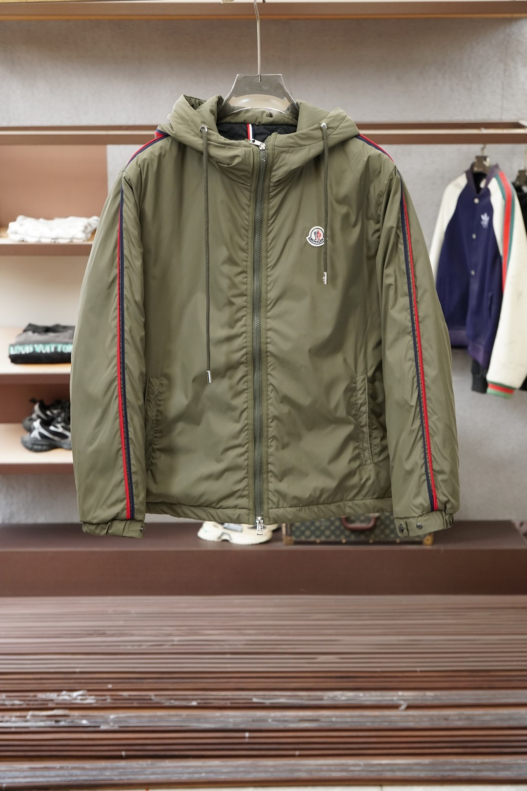 NO:657197,Mengkou/2025 autumn and winter new stand collar cotton coat, noble descent!  The logo on the chest highlights the brand's charm and is crafted with craftsmanship. The fabric is made of imported polyester fiber ultra-thin soft shell fabric with strong luster. The inner layer is filled with imported fine cotton, making the upper body lighter and warmer, fashionable and compatible with warmth!  The details and materials used are very exquisite, showing the designer's extreme care in making it. It is more like a handicraft. The overall shape is great and high-end. Size M～3XL, Moncler, jackets & coats, alexander wang19860909蒙口/2025秋冬新款立领棉衣外套,贵族血统！胸前Logo凸显品牌魅力匠心打造,面料选用进口聚酯纤维超薄软壳面料,光泽感强,内层填充了进口精棉,上身更加轻盈保暖,时尚保暖兼容！细节用料都非常考究,显示了设计 师极致的用心制作,更像是一件工艺品,整体版型很赞,高端比入. 码数M～3XL,,Moncler,jackets & coats,alexander wang,Men's clothing