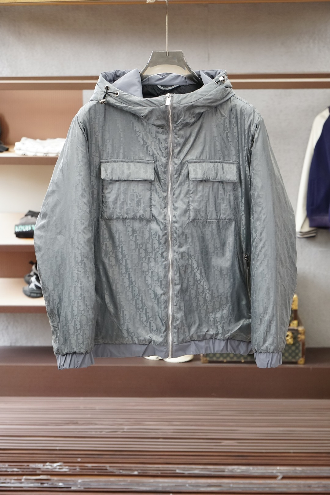 NO:657201,Dior Dior - 2025 autumn and winter new hooded cotton coat, noble blood!  The triangle logo highlights the brand's charm and is crafted with craftsmanship. The fabric is made of imported polyester fiber ultra-thin soft shell fabric with strong luster. The inner layer is filled with imported fine cotton, making the upper body lighter and warmer, fashionable and compatible with warmth!  The details and materials used are very exquisite, showing the designer's extreme care in making it. It is more like a handicraft. The overall shape is very good, and the high-end ratio is high. Size M～3XL,, dior, dior, jackets & coats, hats, alexander wang19860909Dior迪奥-2025秋冬新款连帽棉衣外套,贵族血统！三角标凸显品牌魅力匠心打造,面料选用进口聚酯纤维超薄软壳面料,光泽感强,内层填充了进口精棉,上身更加轻盈保暖,时尚保暖兼容！细节用料都非常考究,显示了设计 师极致的用心制作,更像是一件工艺品,整体版型很赞,高端比入. 码数M～3XL,,dior,dior,jackets & coats,hats,alexander wang,Men's clothing