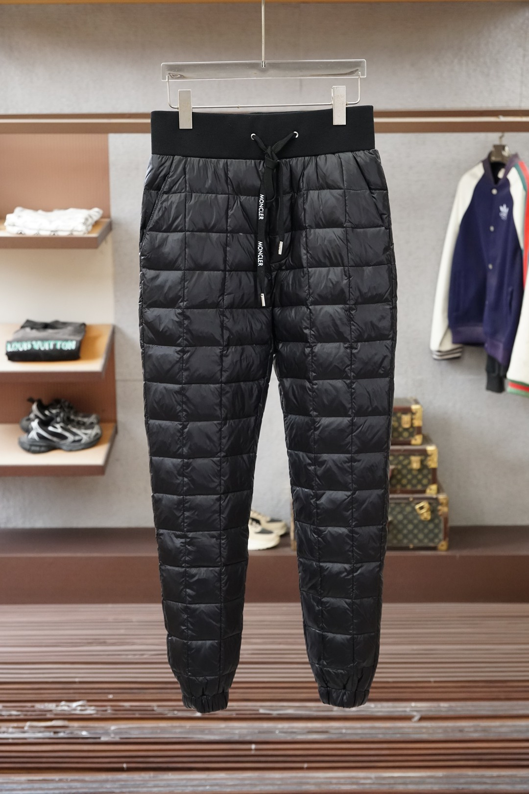 NO:712326,Meng Mouth/ss new autumn and winter products, no bloat, perfect pants shape, super handsome slim and warm high-end down pants, a must-have for polar cold resistance, the most handsome down pants so far! It has given up many bloated designs, and it is definitely the benchmark of 90 goose down pants that beats the rest. I highly recommend them, they are great! There are so many highlights in the side pocket design, the quality is very good, and the details are outstanding, mainly the style. We have never encountered any down pants that have such a handsome upper body effect! Exquisite cuffs (elastic waist), classic square design, cuffed trousers, plus century-old classic rubber back pockets. The inner liner is also made of excellent nylon fabric, which is skin-friendly and comfortable. I can’t even find any faults! Size M-4XL,,Moncler,down jacket,19860909蒙口/ss秋冬新品 拒绝臃肿,完美裤型,超帅修身保暖高档羽绒裤,极地抗寒必备款,迄今最帅羽绒裤！放弃了许许多多的臃肿设计,绝对是力压群雄的90鹅绒羽绒裤标杆之作,绝对力推,相当棒！侧面口袋设计的亮点超多,品质非常好,细节极为出众,主要是版型,我们从未遇到过任何一款羽绒裤的上身效果可以帅到这种高度！精湛的束口（弹力腰围）,经典方块设计,搭配束口裤脚收尾,外加百年经典的后口袋橡胶,内胆也是非常棒的尼龙面料,亲肤舒适,我甚至找不到任何一处可以挑刺的地方！尺码M-4XL,,Moncler,down jacket,,Men's clothing