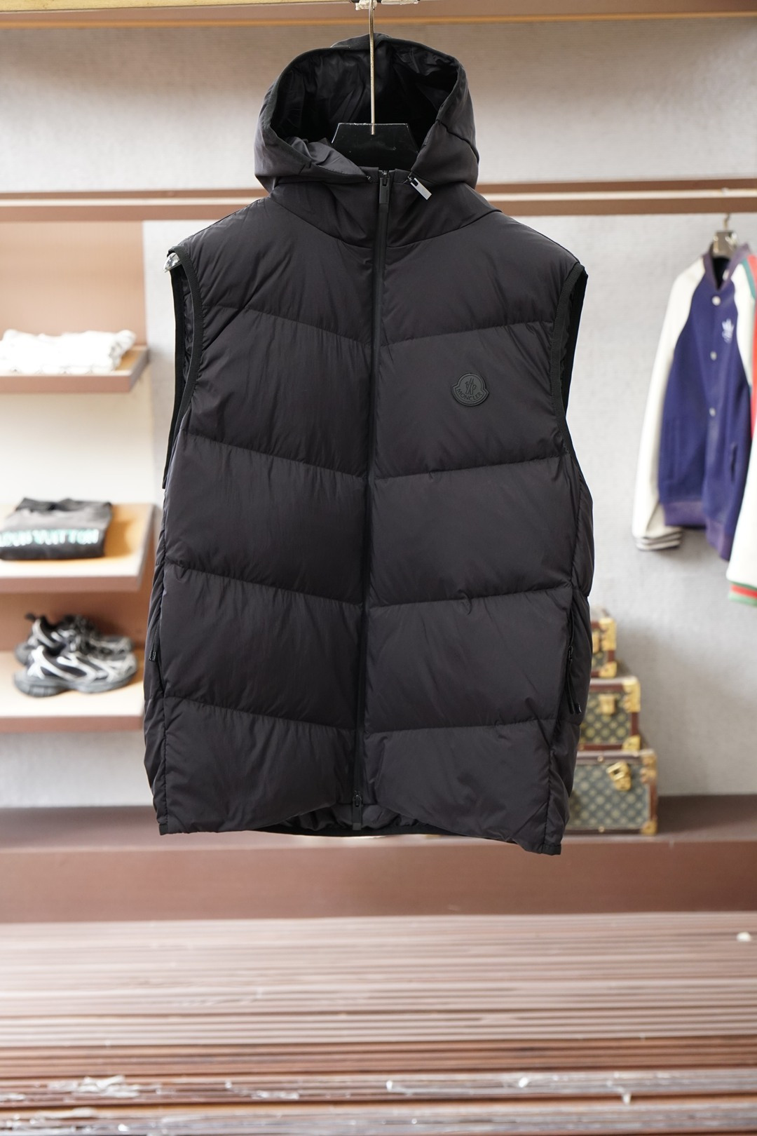 NO:661593,The masked black label down vest is a 'texture cheat' for layering in autumn and winter] The stand-up collar + horizontal stripe quilting welds 'light warmth' and 'sleekness' on the body. The chest logo is a low-key code, and the metal buckle makes the whole black look more cold. The inner sweatshirt is relaxed for the street, and the layered suit is decent for commuting. A 'versatile hard currency' that can be worn from late autumn to cold winter, it is all about high luxury recognition in minimalism.  M-3XL,,,Moncler,hoodie,sweatshirts,down jacket,business suit, 19860909蒙口黑标羽绒马甲秋冬叠穿的“质感作弊器”】 立领+横条绗缝,把“轻暖”和“利落”焊在身上 胸口标是低调暗号,金属扣衬得全黑更有冷冽质感 内搭卫衣是街头松弛,叠穿西装是通勤体面 一件能从深秋穿到寒冬的“百搭硬通货”,极简里全是高奢辨识度 M-3XL,,,Moncler,hoodie,sweatshirts,down jacket,business suit, ,Men's clothing