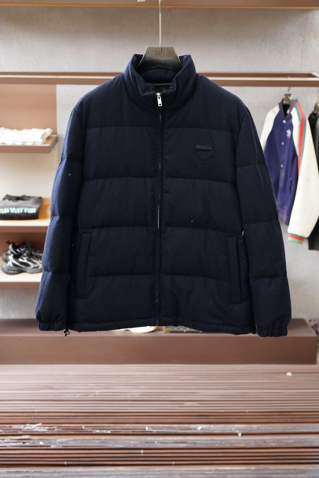 NO:661625,Prada, Prada 2025FW Triangle Logo Down Jacket Stand Collar Jacket, made of high-count and high-density wool fabric, with laser-burned triangle logo on the chest. The core is filled with 90% pure white duck down. Small details can also reflect the careful design. All the accessories are supplied by customers. The pressing process is smooth and smooth, and the workmanship is exquisite and perfect!  Size M-2xl,,prada,jackets & coats,down jacket, 19860909Prada,Prada 2025FW 三角标羽绒服立领外套,采用高支高密羊毛面料,胸前激光烧花三角标 核心内里填充90％纯白鸭绒,小细节也能体现用心的设计,全系客供辅料,压线工艺处理的顺直平整,做工精致完美！ 尺码M-2xl,,prada,jackets & coats,down jacket, ,Men's clothing