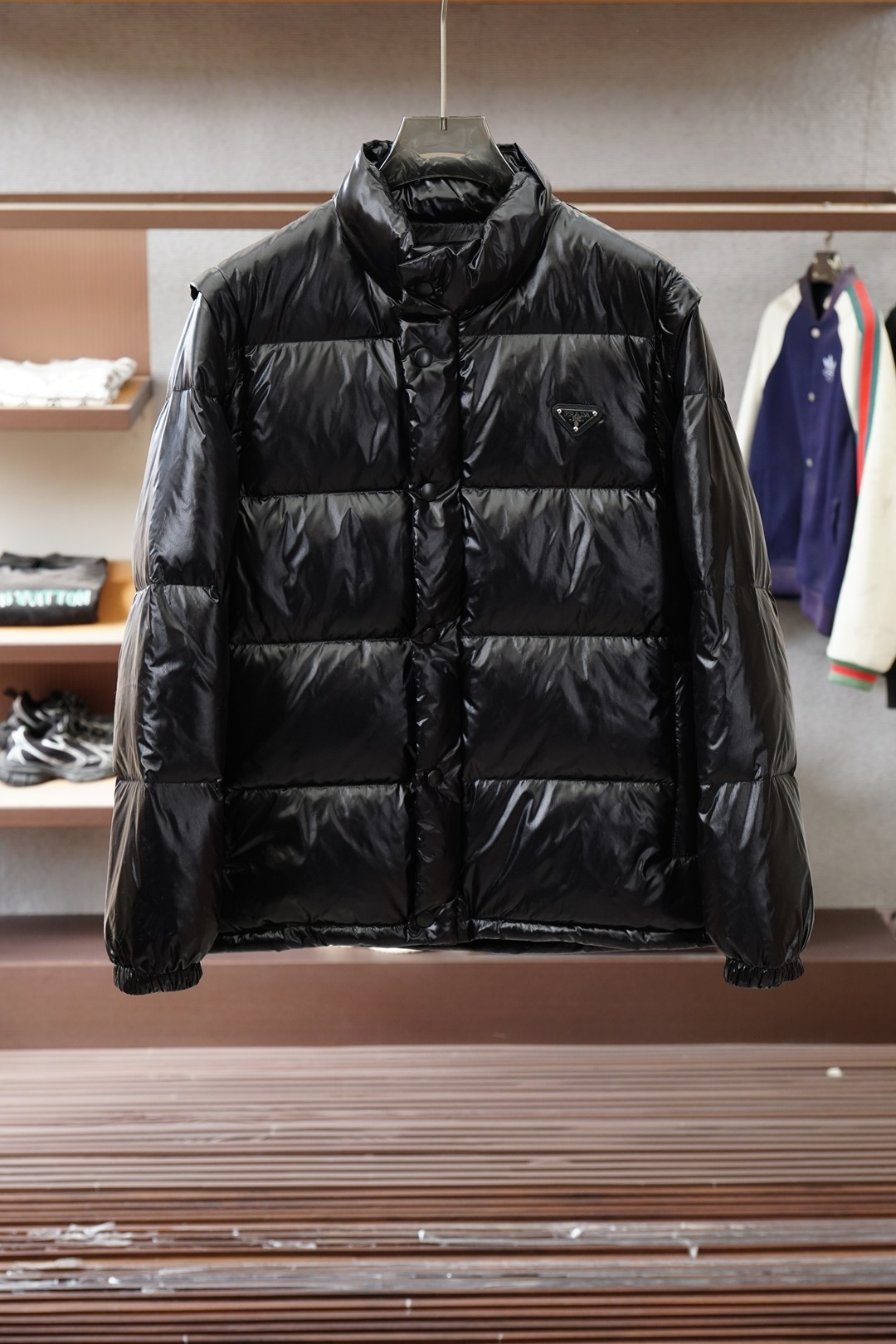 NO:661624,Prada, one garment for two wear, detachable sleeves and arms Prada/Prada 2025 autumn and winter new products, complete with three standards, full and plump 90 white goose down down jacket, good product without too much introduction, look at the details, size M-2xl,, prada, prada, down jacket,  19860909Prada、一衣两穿 袖臂可拆卸 Prada/普拉达 2025年秋冬新品上新 三标齐全 充实饱满90白鹅绒 羽绒服 好货不用过多介绍 看细节 尺码M-2xl,,prada,prada,down jacket, ,Men's clothing