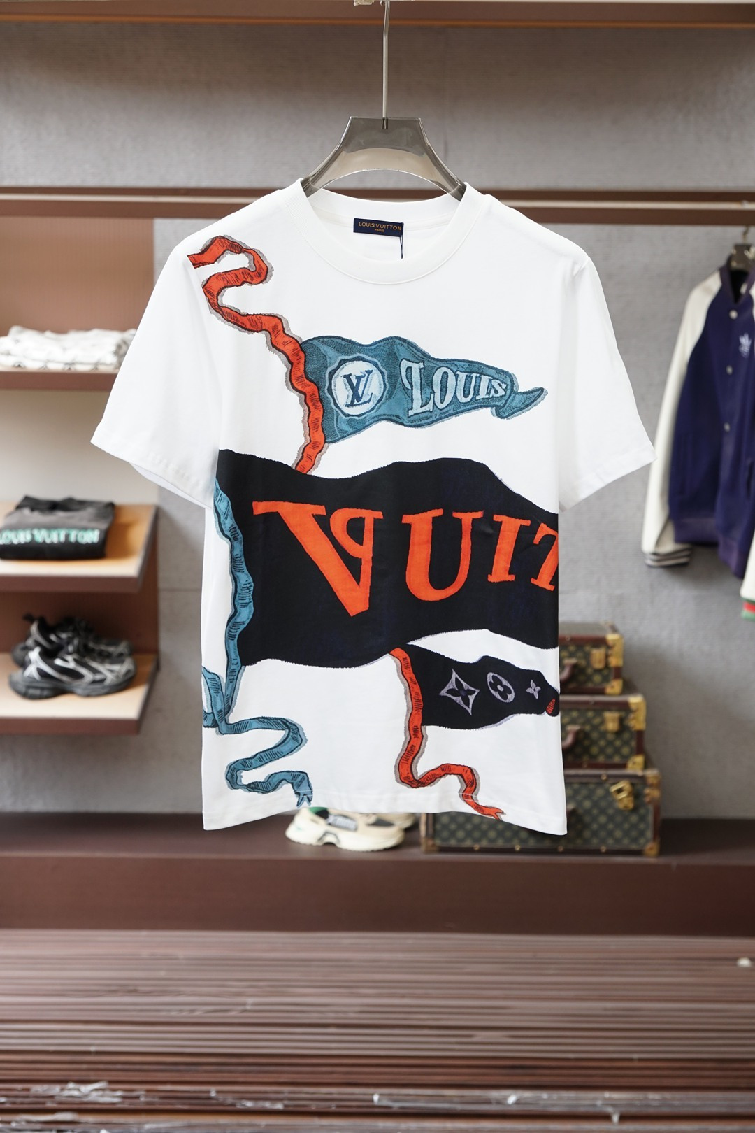 NO:661555,LV Louis Vuitton-/2026 Spring and Summer-The basic short-sleeved style is too annoying for me!  Classic black and white color scheme + 3D digital printing on the chest, a must-have for your summer wardrobe!  The black T is calm and the white T is refreshing. They are both top-notch basic models. The style is slightly loose and very tolerant to the body. You can wear it with just a pair of jeans and it will look great. Who can resist a short-sleeved shirt with full texture~,, louis vuitton, louis vuitton, jeans, T-shirt,  19860909LV 路易威登-/2026春夏- 基础款短袖也太戳我了！ 经典的黑白配色+胸前3D数码印花 夏日衣橱刚需！ 黑T沉稳、白T清爽,都是基础款里的天花板级别 版型是微宽松的,对身材包容度超高,随便搭条牛仔裤就很出片 谁能拒绝一件质感拉满的短袖啊～,,louis vuitton,louis vuitton,jeans,T-shirt, ,Men's clothing