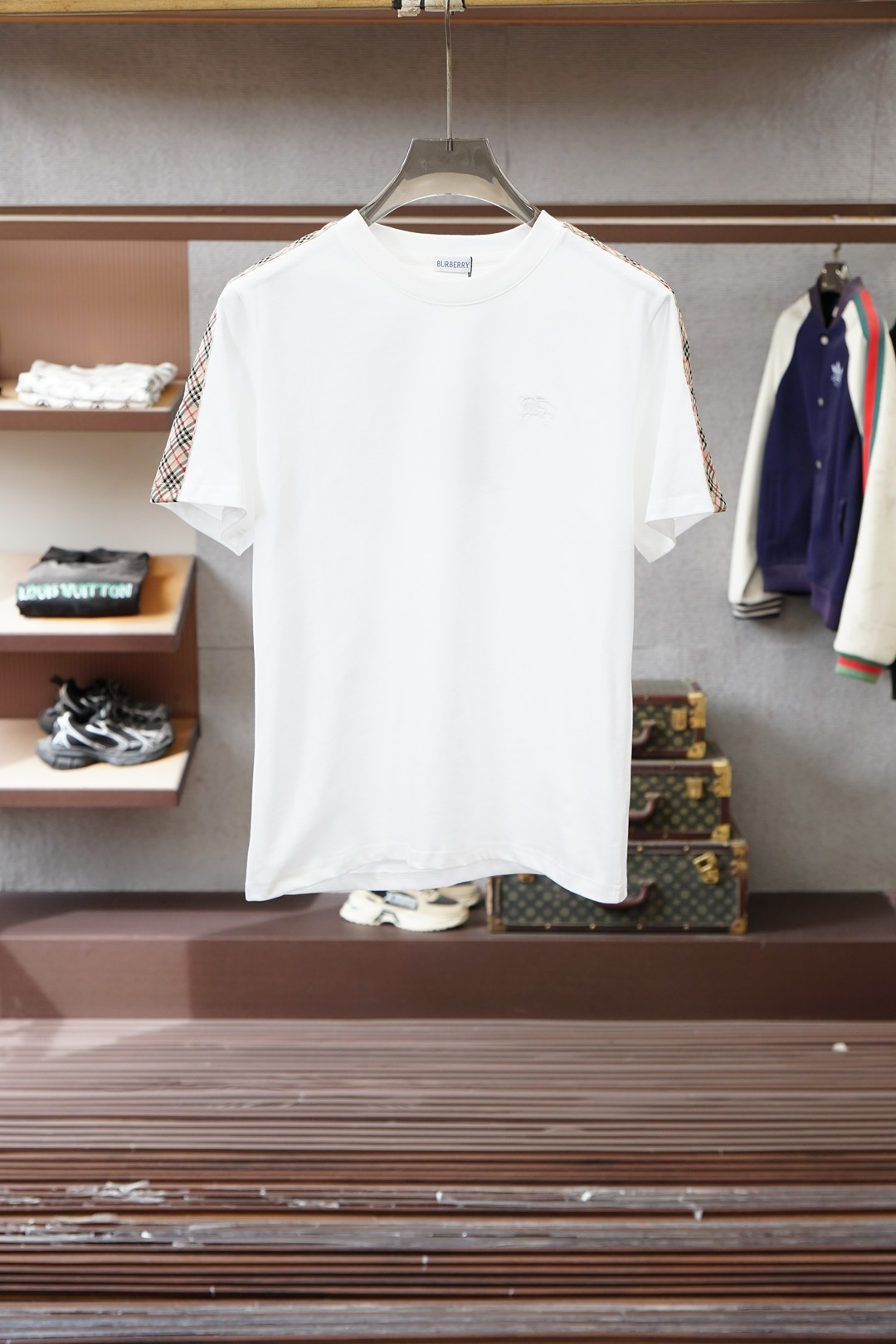 NO:661542,BBR Burberry-2026 Spring and Summer-L basic short-sleeve style is too annoying for me!  The classic black and white color scheme + plaid stitching on the shoulders is a must-have for your summer wardrobe!  The black T is calm and the white T is refreshing. They are both top-notch basic styles. The style is slightly loose and very tolerant to the body. It will look great with just a pair of jeans. Who can resist a short-sleeved shirt with full texture~,,burberry,jeans,T-shirt, 19860909BBR 巴宝莉-2026春夏- L基础款短袖也太戳我了！ 经典的黑白配色+肩膀处格子拼接 夏日衣橱刚需！ 黑T沉稳、白T清爽,都是基础款里的天花板级别 版型是微宽松的,对身材包容度超高,随便搭条牛仔裤就很出片 谁能拒绝一件质感拉满的短袖啊～,,burberry,jeans,T-shirt, ,Men's clothing