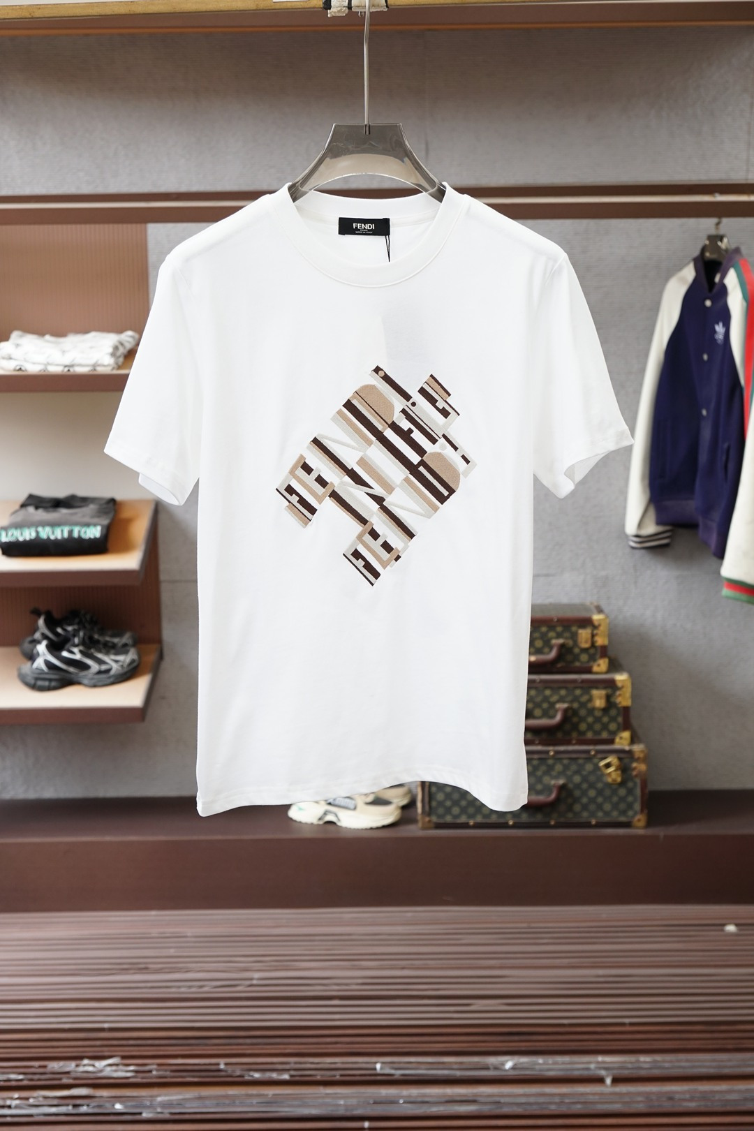 NO:661548,Hermes/Spring/Summer 2026 - The basic short-sleeved style is too annoying for me!  Classic black and white color scheme + 3D digital printing on the chest, a must-have for your summer wardrobe!  The black T is calm and the white T is refreshing. They are both top-notch basic models. The style is slightly loose and very tolerant to the body. It will look great with just a pair of jeans. Who can resist a short-sleeved shirt with full texture~,,hermes,hermes,jeans,T-shirt, 19860909Hermes爱马仕/2026春夏- 基础款短袖也太戳我了！ 经典的黑白配色+胸前3D数码印花 夏日衣橱刚需！ 黑T沉稳、白T清爽,都是基础款里的天花板级别 版型是微宽松的,对身材包容度超高,随便搭条牛仔裤就很出片 谁能拒绝一件质感拉满的短袖啊～,,hermes,hermes,jeans,T-shirt, ,Men's clothing