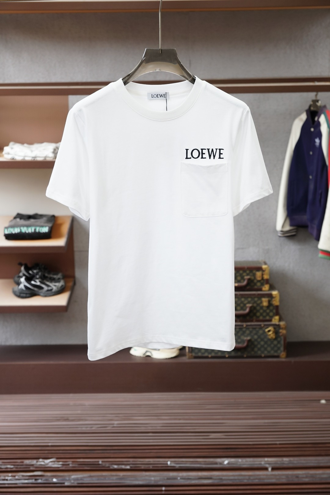 NO:661534,Loewe, Spring/Summer 2026 - LOEWE’s basic short-sleeved style is too annoying for me!  Classic black and white color scheme + pocket embroidered letters, a must-have for your summer wardrobe!  Loewe short-sleeved yyds. The black T is calm and the white T is refreshing. They are both at the ceiling level among basic models. The version is slightly loose and very tolerant to the body. It will look great with just a pair of jeans. Who can resist a LOEWE short-sleeved shirt with full texture~,,loewe,loewe,jeans,T-shirt, 19860909罗意威,2026春夏- LOEWE基础款短袖也太戳我了！ 经典的黑白配色+口袋刺绣字母 夏日衣橱刚需！罗意威短袖yyds 黑T沉稳、白T清爽,都是基础款里的天花板级别 版型是微宽松的,对身材包容度超高,随便搭条牛仔裤就很出片 谁能拒绝一件质感拉满的LOEWE短袖啊～,,loewe,loewe,jeans,T-shirt, ,Men's clothing