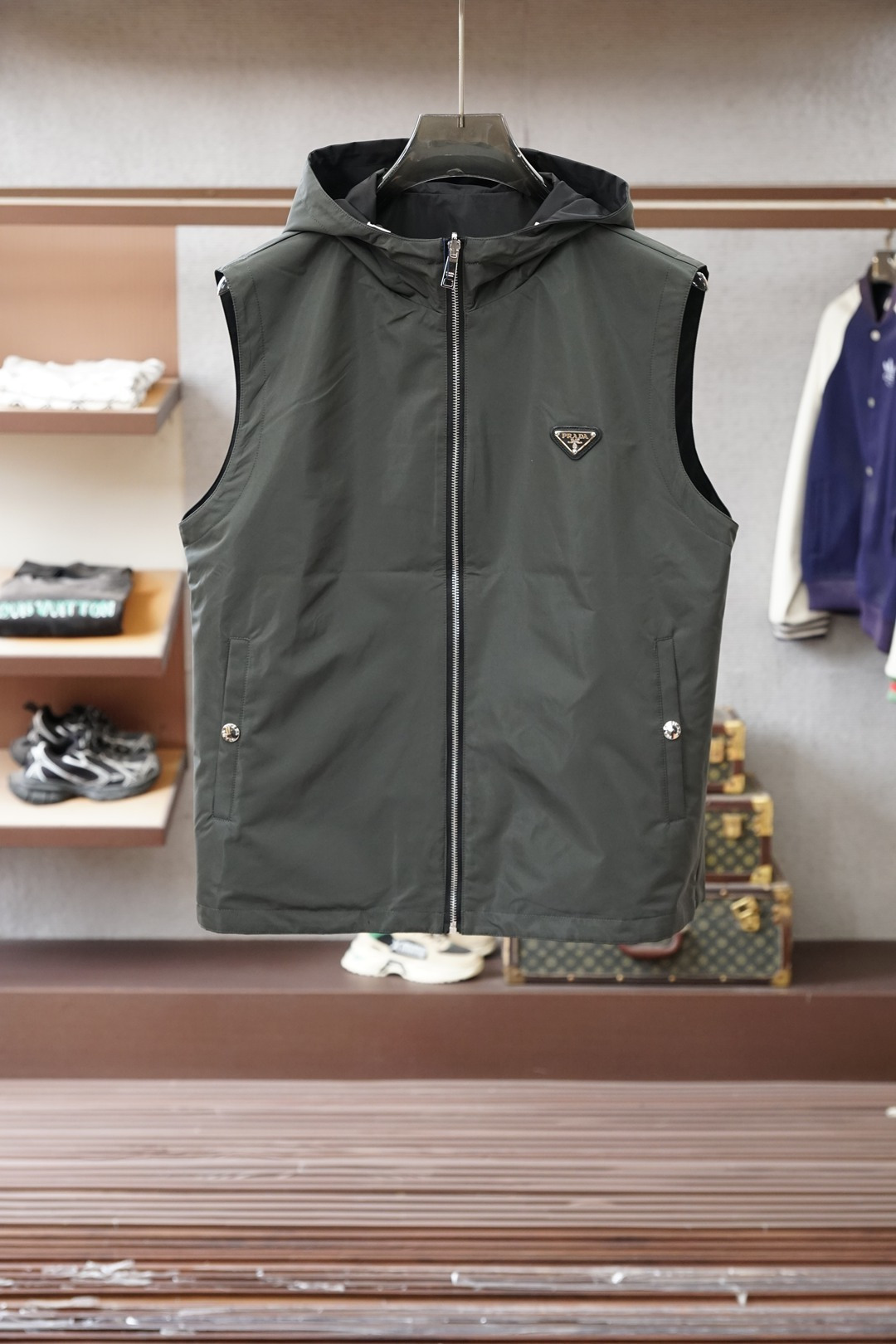 NO:661587,Prada/2025 Autumn and Winter Series New Fashionable Original Men’s Vest! Simple and fashionable without losing the sense of detail, luxury classic brand plaid LOGO design! Every detail is exquisite and stylish, with a three-dimensional silhouette, and the upper body is super energetic! Standard version! The fabric is made of soft and delicate custom-made fabrics. The upper body is skin-friendly and comfortable, stiff and stylish, and it is suitable for both business and leisure! Size 4850525456,, prada, prada,  19860909Prada普拉达/2025秋冬系列上新 时尚原單男士马甲！简约时尚又不失细节感一款,奢华经典品牌格纹LOGO设计！每一处细节都精致有型 立体廓型感,上身超显精神！标准的版型！面料采用柔软细腻定制面料 上身亲肤舒适,挺括有型,商务休闲都能很好驾驭的一款! 尺码4850525456,,prada,prada, ,Men's clothing