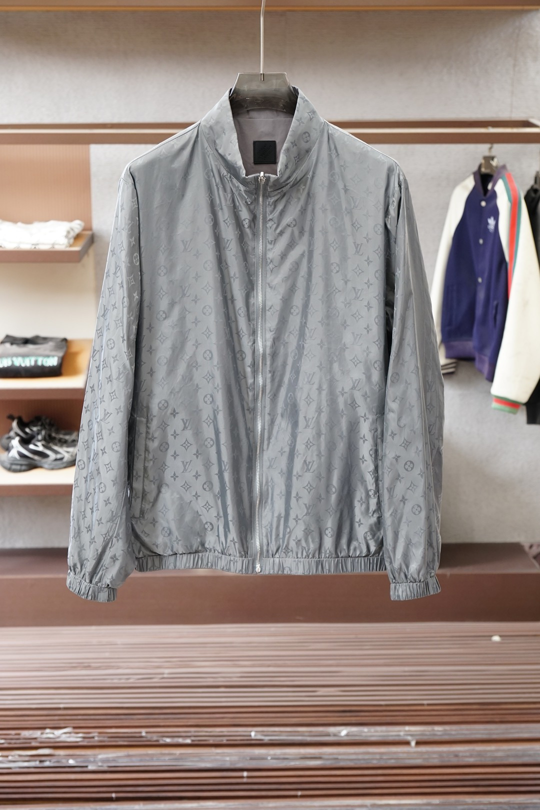 NO:661598,Lv, 2026 early spring coat  Dark pattern jacquard hooded jacket. Customer-provided hardware decorative accessories. The fabric is made of double-layer polyester fiber composite fabric, which refers to a fabric compounded by a special process. This fabric combines the comfort and breathability of cotton. Only after compounding can the density and texture of the fabric be restored, silky and elastic. The jacquard technology is used in weaving.  In the process, the weaving technology forms a pattern through the interweaving of warp and weft lines. All-over jacquard printing means that the entire fabric is covered with fine patterns and Monogram printing logos. This process makes the fabric more visually rich and three-dimensional, and also increases the uniqueness and recognition of the product.  ……………………………………………………………… SizeM-X XXL,,,louis vuitton,jackets & coats,jackets & coats,hats, 19860909Lv,2026早春外套 暗纹提花连帽夹克.客供五金装饰辅料,面料采用了双层聚酯纤维复合面料指的是特殊工艺复合而成的一种面料.这种面料结合棉舒适性和透气性,复合后才能还原面料的密度质感,丝滑有弹力,提花工艺在织造过程中通过经纬线的交织形成图案的织造技术.满印提花则意味着整个面料上都布满了精细的图案,Monogram印花标志,这种工艺使得面料在视觉上更加丰富和立体,同时也增加了产品的独特性和辨识度. …………………………………………………… SizeM-X XXL,,,louis vuitton,jackets & coats,jackets & coats,hats, ,Men's clothing