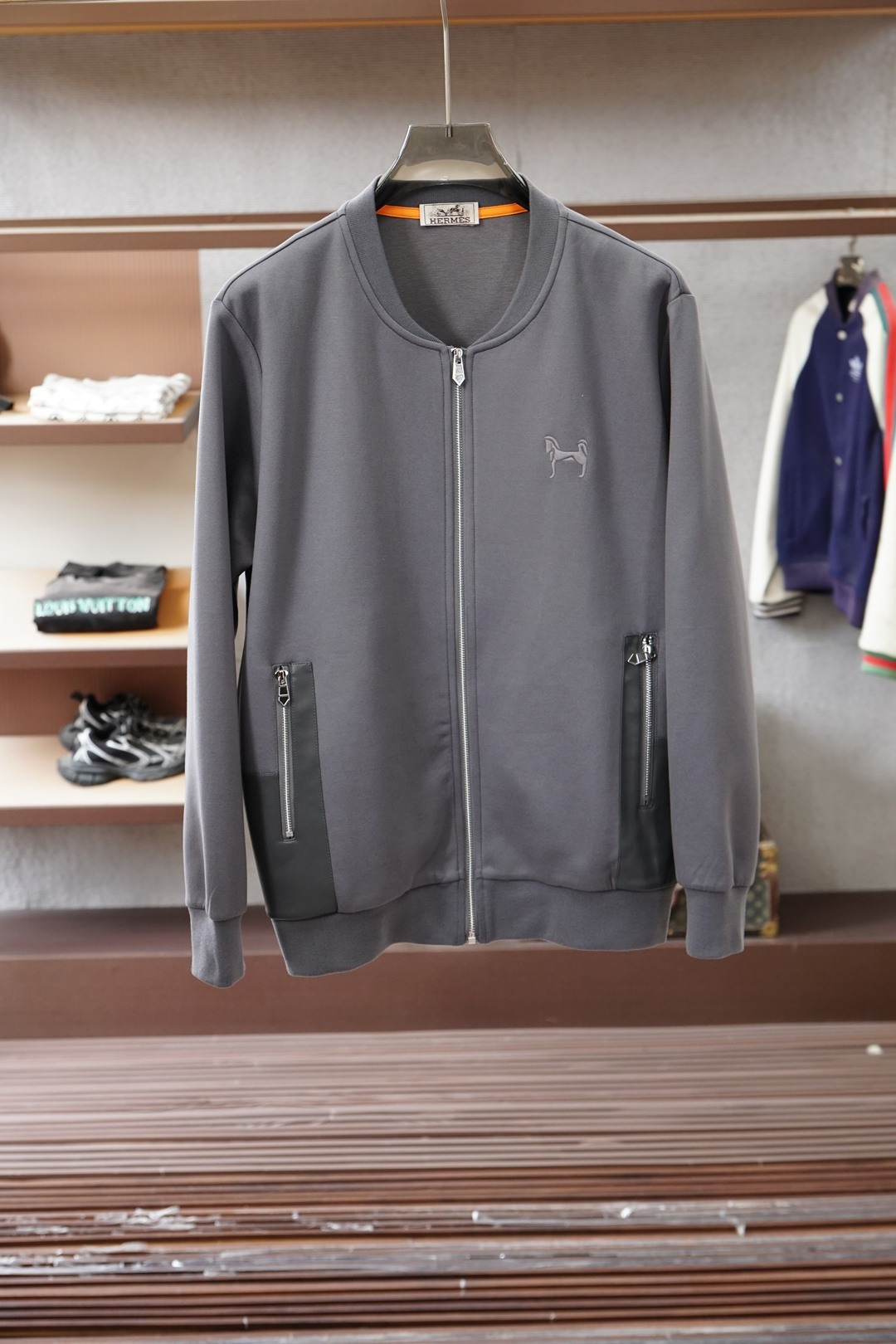 NO:661583,Hermes/2025 Autumn and Winter latest men's baseball collar sweatshirt with horse embroidery logo, full zipper jacket style, stylish baseball collar, with the representative horse embroidery on the chest, small and exquisite, low-key and simple, echoing the leather-decorated zipper pockets on both sides of the waist (made of Australian imported washed lambskin, very soft and delicate, and has been washed, you can rest assured to flip it over and throw it in the washing machine  Polyester can be used), it looks like an ordinary jacket, but it has the high-end sense and strong aura of a big brand. The details are exquisite and the workmanship is impeccable. The upper body is capable and stylish, showing a strong style and taste. It can easily cope with various occasions. It can be matched casually for business commuting or daily leisure. It will make your personal image look particularly outstanding. It is highly recommended by mature and stable urban and successful men. The hardware details are all high-end and fashionable.  Aima's exclusive original fabric, special combed long-staple cotton, even feels a bit woolen, very delicate and soft, comfortable and skin-friendly; the body is stiff and backbone, and has excellent stretchability; the texture is precise and tight, elastic, and will not fade or deform after long-term wear and washing. Sizes M-XXL (172 cm and 148 pounds tried on L size) 2 colors: black, gray, hermes, hermes, hoodie, sweatshirts, jackets &  coats,sheepskin, 19860909Hermes爱马仕/2025年秋冬最新骏马绣标男士棒球领卫衣,全拉链开身外套款型,洋气的棒球领,搭配胸前极具代表性的骏马刺绣,小巧精致,低调简约,与两侧腰间真皮装饰的拉链口袋相呼应（采用澳洲进口水洗小羊皮匠心制作,很柔软很细腻,而且已经水洗过,大家放心翻转丢洗衣机洗涤即可）,看似一款普普通通的外套,却极具大牌的高级感和强大气场,细节做工都精致到无可挑剔,上身干练有型,尽显逼格与品位,可轻松应对各种场合,无论商务通勤,还是日常休闲都可以随意搭配,都会使个人形象显得尤为出色,成熟稳重的都市成功男士强烈推荐,五金细节全品相高端尚品. 爱马独家原版面料特种精梳长绒棉,摸上去甚至有点毛呢的感觉,非常细腻柔软,舒适亲肤；穿上身挺括有骨干,且舒展性极好；纹理精密紧致,有弹性,久穿久洗不褪色不变形 尺码M-XXL（172厘米148斤试穿L码合适） 2个颜色黑色,灰色,,hermes,hermes,hoodie,sweatshirts,jackets & coats,sheepskin, ,Men's clothing