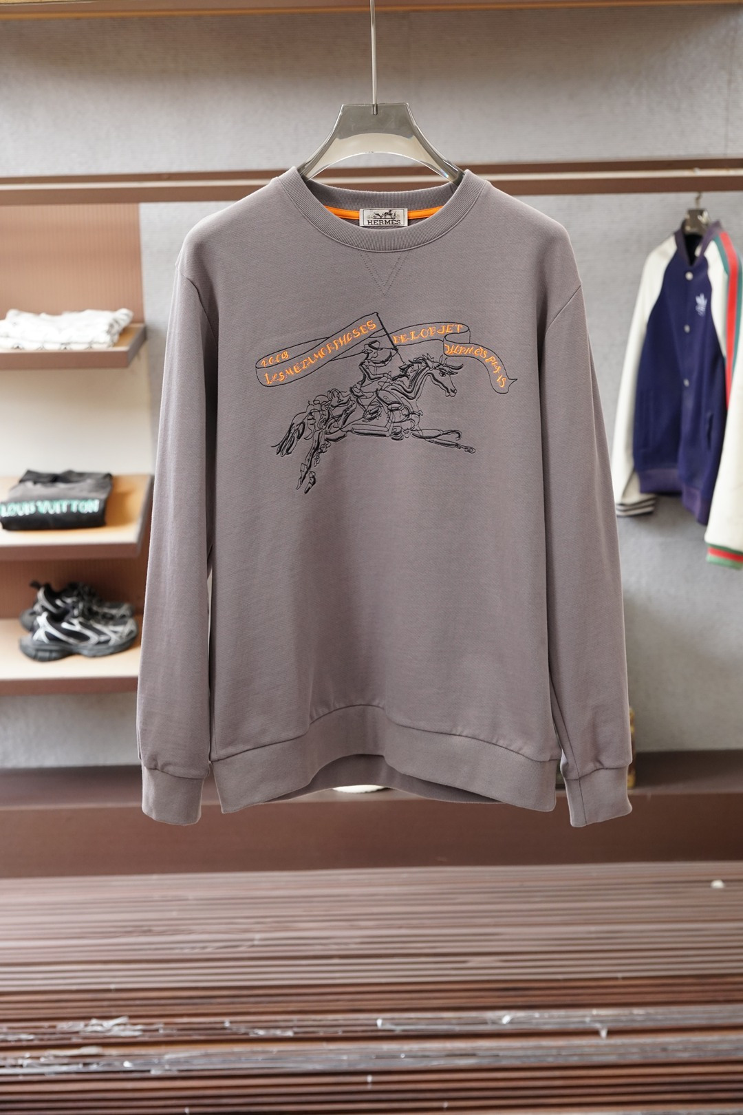NO:661591,Hermes - Circus Knight embroidery men's round-neck sweatshirt, traditional classic pullover style, with a very representative circus knight pattern on the chest, using high-end heavy industry 100,000-needle 3D three-dimensional embroidery technology. Every stitch and every thread is so exquisite that you need a magnifying glass to truly appreciate its level of detail. It has a strong sense of layering, three-dimensional lifelikeness, and rich taste; and on the flag  Decorated with the iconic orange letter slogan, it brings a strong visual effect and plays an eye-catching role. It has a high degree of brand identity. It has a slightly loose basic version and is easy to wear. The upper body has a tone and connotation, making it slimmer and flattering to the skin tone. The quality and workmanship are impeccable. It can be worn on its own or worn with various jackets or down jackets. No matter how it is paired, it will make you look stylish every minute.  The fabric is imported special long-staple cotton, with a soft and comfortable texture, stiff and backbone, and excellent wearability; the texture is delicate and exquisite, and the density is very high. It will not fade or deform after long-term wear and washing. Sizes M-XXL (172 cm and 148 pounds try on L size) Brown, hermes, hermes, hoodie, sweatshirts, jackets & coats, down jacket,  19860909Hermes爱马仕-马戏骑士刺绣男士圆领卫衣,传统经典套头款式,胸前极具代表性的马戏骑士图案,采用高端重工的十万针级3D立体刺绣工艺,每一针每一线都是那么精致考究,其精细程度要拿放大镜才能真正领略,层次感极强,立体逼真,富有品位；并在旗帜上饰有标志性的桔色字母标语,带来强烈的视觉效果,起到了点睛的作用,品牌标识度极高.略带宽松的基础版型,不挑人穿,上身有腔调有内涵,显瘦衬肤色,品质和做工都无可挑剔；可贴身单穿,也可外搭各式外套或羽绒服,无论怎么搭配都是洋气感分分钟爆棚的节奏. 面料进口特种长绒棉,质感柔软舒适,挺括有骨干,穿着舒展性极好；纹理细腻精致,密度非常得高,久穿久洗不褪色不变形. 尺码M-XXL（172厘米148斤试穿L码合适） 咖啡色,,hermes,hermes,hoodie,sweatshirts,jackets & coats,down jacket, ,Men's clothing