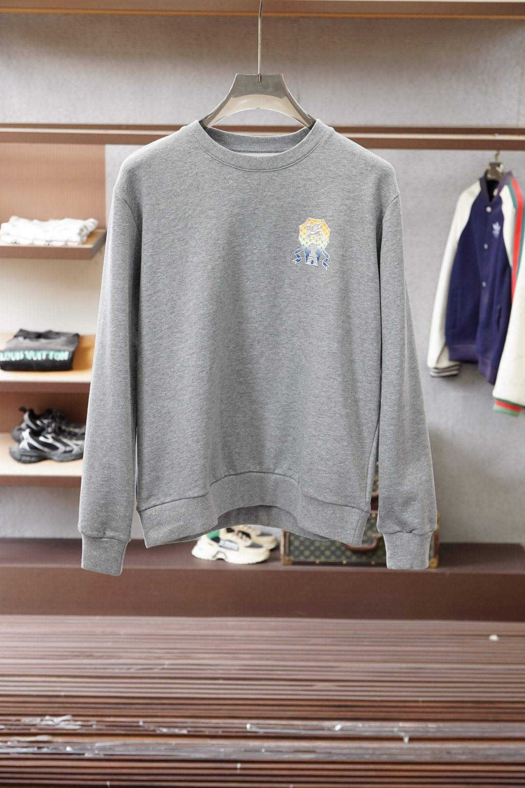 NO:661577,BC-2025 autumn and winter latest large cross-embroidered round neck sweatshirt, the iconic iris embroidered logo on the chest echoes the large cross-flower pattern on the back. It adopts high-end heavy industry arch bridge embroidery 3D three-dimensional embroidery technology, which is elegant, three-dimensional and full, and flaunts personality. Coupled with the unique washing effect of the fabric, it brings the brand's high-standard fashion temperament to the extreme.  The upper body is handsome and stylish, with a full accent. The wide version is not picky at all, and can be worn inside or outside. The trend elements that have been deeply rooted in the bones are enough to highlight the brand's characteristics and recognition. No matter how you wear it, you will be a handsome and cool trendy person with a strong aura. Wearing it together as a couple is a top recommendation on the streets!  The fabric is imported long-staple cotton, and the lining is pure cotton terry, which is delicate and exquisite, with a very high density. The texture is soft and comfortable, the upper body is crisp and stylish, and has excellent stretchability. It will not fade or deform after long-term wear and washing. Sizes M-XXL (the model is 172 cm and 148 pounds, and the L size is suitable) 2 colors: black, coffee, hoodie, sweatshirts,  19860909BC-2025秋冬最新大号十字花刺绣圆领卫衣,胸前标志性鸢尾花刺绣徽标,与后背大号十字花图案相呼应,采用高端重工的拱桥绣3D立体刺绣工艺,大气精致,立体饱满,张扬个性,再搭配面料特有的水洗效果,将品牌高规格的潮流气质发挥到了极致, 上身帅气有型,腔调十足.宽大版型,完全不挑身材,可内搭可外穿,已经深深刻入骨子里的潮流元素,足够彰显出品牌特色与辨识度,如论怎么穿搭都是自带强大气场的帅酷潮人,配成情侣装一起穿更是炸街的王牌推荐！ 面料进口长绒棉,内里纯棉毛圈,细腻精致,密度非常高,质感柔软舒适,上身挺括有型,舒展性极好,且久穿久洗不褪色不变形. 尺码M-XXL（模特172厘米148斤试穿L码合适） 2个颜色黑色,咖啡,,hoodie,sweatshirts, ,Men's clothing