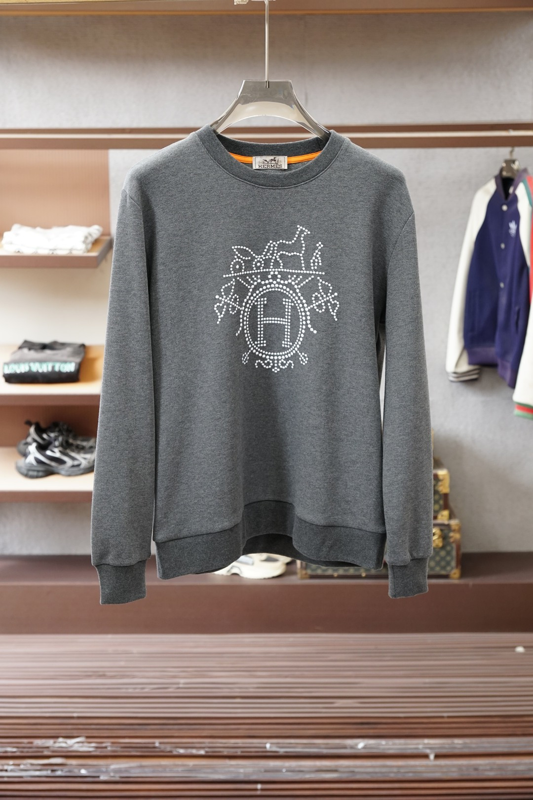 NO:661572,Hermes/Hermes  The latest 2025 autumn and winter carriage 'H' embroidery men's round-neck sweatshirt, a traditional classic pullover style, with a very representative carriage 'H' pattern on the chest, using high-end heavy industry 100,000-needle 3D three-dimensional embroidery technology. Every stitch and line is so exquisite and sophisticated that you need a magnifying glass to truly appreciate the level of detail.  It has a strong sense of style, three-dimensional and full, full of taste and high brand identity. It has a slightly loose basic version and is not picky to wear. The upper body has tone and connotation, making it look slimmer and flattering the skin tone. The quality and workmanship are impeccable. It can be worn alone or worn with various jackets or down jackets. No matter how it is paired, it will give you a sense of foreign style every minute.  Aima's unique sports technical fabric cotton, an extraordinary good fabric, feels extremely soft and comfortable, the upper body is skin-friendly and breathable, and has a good backbone and upright spirit; the texture is delicate and exquisite, the density is very high, it will not fade or deform after long-term wear and washing. Sizes M-XXL (172cm 148kg tried on L size) 2 colors black, gray, hermes, hermes, hoodie, sweatshirts, jackets & coats, down  jacket, 19860909Hermes爱马仕/爱马家 2025秋冬最新马车“H”刺绣男士圆领卫衣,传统经典套头款式,胸前极具代表性的马车“H”图案,采用高端重工的十万针级3D立体刺绣工艺,每一针每一线都是那么精致考究,其精细程度要拿放大镜才能真正领略,层次感极强,立体饱满,富有品位,品牌标识度高.略带宽松的基础版型,不挑人穿,上身有腔调有内涵,显瘦衬肤色,品质和做工都无可挑剔；可贴身单穿,也可外搭各式外套或羽绒服,无论怎么搭配都是洋气感分分钟爆棚的节奏. 爱马家特有的运动技术面料棉,非同一般的好面料,手感极致柔软舒适,上身亲肤透气,又有着很好的骨干,精神挺拔；纹理细腻精致,密度非常得高,久穿久洗不褪色不变形. 尺码M-XXL（172厘米148斤试穿L码合适） 2个颜色黑色,灰色,,hermes,hermes,hoodie,sweatshirts,jackets & coats,down jacket, ,Men's clothing