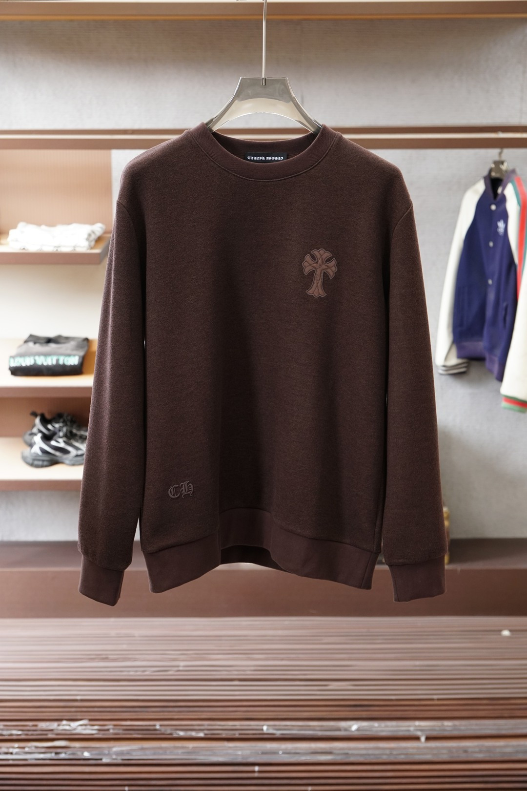 NO:661569,Croxin's latest cross-pattern patch embroidered cashmere round-neck sweatshirt for autumn and winter 2025. The traditional iconic cross-flower leather logo on the chest echoes the cross pattern arranged in a row on the back. It uses high-end heavy-duty laser appliqué and 3D three-dimensional patch embroidery technology. It is elegant, three-dimensional and full, and flaunts individuality. It brings the brand's high-standard trendy temperament to the extreme.  The upper body is handsome and stylish, with a full accent. The slightly loose version is not picky at all, and can be worn inside or outside. The trendy elements that have been deeply rooted in the bones are enough to highlight the brand's characteristics and recognition. No matter how you wear it, you will be a cool and cool person with a strong aura. Wearing it together as a couple's outfit is a top recommendation on the street!  The fabric is a special cashmere composite fabric supplied by the customer. It has a woolen texture and good warmth retention. It has the velvety texture of a sweater and the skin-friendly comfort of a sweater. It feels soft and waxy without losing the backbone. It has good elasticity and natural stretchability. The texture is fine and exquisite, and the density is very high. It will not fade or deform after long-term wear and washing. Sizes M-XXL (the model is 172 cm and 148 pounds, and the L size is suitable) 2 colors: black, coffee, chrome  hearts,hoodie,sweatshirts,sweaters, 19860909克罗心 2025秋冬最新十字花贴皮绣羊绒圆领卫衣,传统胸前标志性十字花皮质徽标,与后背一字排列的十字花图案相呼应,采用高端重工的激光贴皮绣加3D立体贴布绣工艺,大气精致,立体饱满,张扬个性,将品牌高规格的潮流气质发挥到了极致, 上身帅气有型,腔调十足.略带宽松版型,完全不挑身材,可内搭可外穿,已经深深刻入骨子里的潮流元素,足够彰显出品牌特色与辨识度,如论怎么穿搭都是自带强大气场的帅酷潮人,配成情侣装一起穿更是炸街的王牌推荐！ 面料客供特种羊绒复合面料,毛呢质感,保暖性较好,既有毛衣的绒绒质感,又有卫衣的亲肤舒适感,手感软糯,而又不失骨干,弹性好,穿着舒展性自然好,纹理细腻精致,密度非常得高,久穿久洗不褪色不变形. 尺码M-XXL（模特172厘米148斤试穿L码合适） 2个颜色黑色,咖啡,,chrome hearts,hoodie,sweatshirts,sweaters, ,Men's clothing