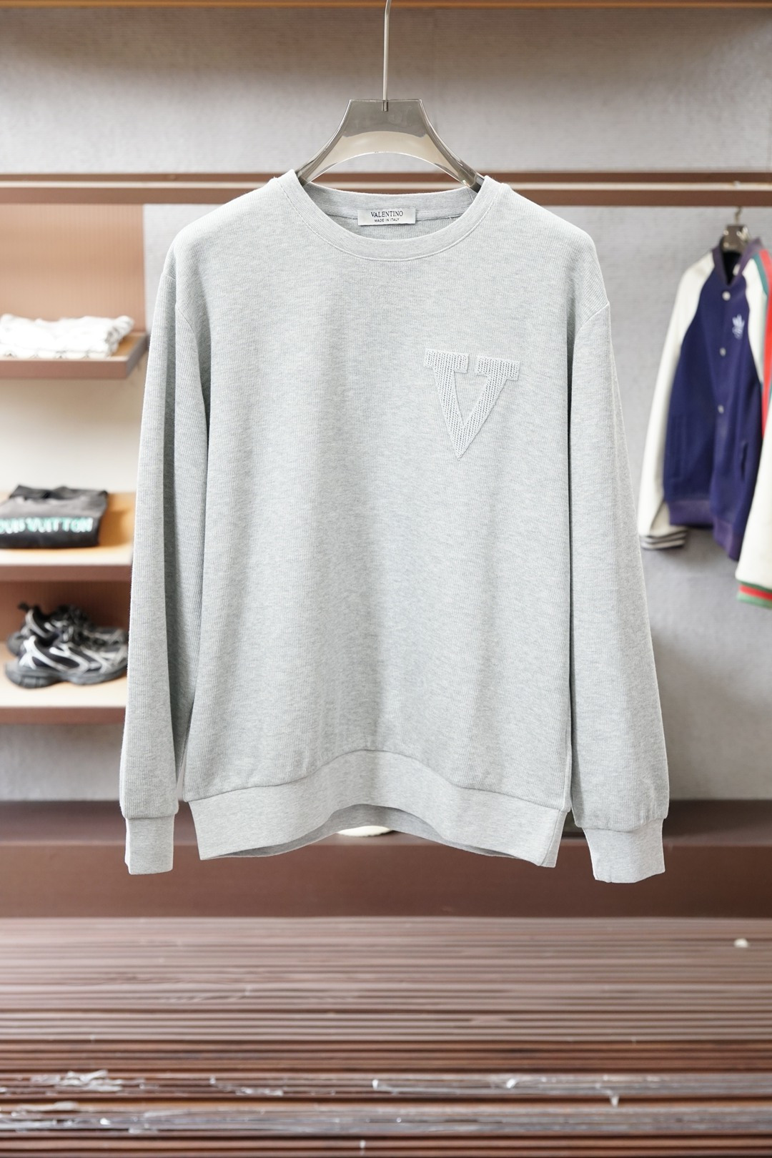 NO:661562,Valentino  The latest 2025 autumn and winter hollow embroidered V-logo round-neck sweatshirt has a wide version, which is not flattering at all. The overall effect is loose but has great charm, and will not be baggy and shapeless. It can be worn with all kinds of styles. It looks very young and has more style and taste. The 'V' letter logo on the chest, which is very brand-identifying, is made of  The hollow laser embroidery process of high-end heavy industry is exquisite and sophisticated, with a strong three-dimensional effect. It looks low-key and simple when matched with the clothes, but in fact it is very stylish and has a strong sense of quality. The upper body has accents and connotations, and is full of style. Wear it alone or with various jackets, you can easily create a high-end and elegant male charm!  The fabric is imported original 380g special custom-woven long-staple cotton. It has a soft and comfortable texture, skin-friendly and breathable, and has a good backbone. The texture is fine and exquisite, and the density is very high. It will not wrinkle or deform after long-term wearing and washing. Sizes M-XXL (the model is 172 cm and 148 pounds and tried on L size for looseness, this style is too large) 2 colors black, gray, valentino, hoodie, sweatshirts, jackets & coats,  19860909华伦天奴 2025秋冬最新中空绣V字徽标圆领卫衣,宽大版型,完全不挑身材,整体效果宽松却极具韵味,不会松垮到没型,穿搭更是万能得百搭,超显年轻更具格调与品位.胸前极具品牌标识度的'V'字母徽标,采用高端重工的中空激光刺绣工艺,精致考究,立体感极强,与衣服配色,看似低调简约,实则非常大气有型,品质感极强；上身有腔调有内涵,逼格满满,单穿或者搭配各式外套,都能轻松打造出高级优雅的男神魅力！ 面料进口原版380克特种定织长绒棉,质感柔软舒适,亲肤透气,又有着很好的骨干,纹理细腻精致,密度非常得高,长时间穿着、洗涤,不起皱不变形. 尺码M-XXL（模特172厘米148斤试穿L码宽松,此款偏大） 2个颜色黑色,灰色,,valentino,hoodie,sweatshirts,jackets & coats, ,Men's clothing