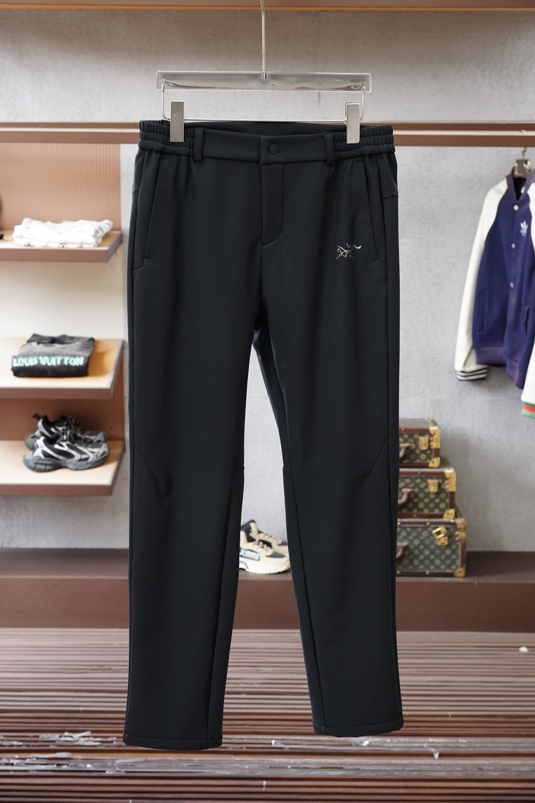 NO:661626,Arc'teryx - original 1.1 top-quality original casual pants, no pressure to enter and leave the counter, thickened and velvet/1 new autumn and winter casual pants!  Luxurious classic brand embroidery LOGO design!  Elastic waist casual pants, classic and versatile, luxury brand classic elements, classic casual straight design!  It greatly improves the matchability. It has a well-fitted version and pockets on both sides. It is made of ultra-fine thickened cotton material. It is skin-friendly, soft and breathable, and has a good wearing feel. It is worth buying!  M-4XL,arc'teryx, 19860909始祖鸟-原版1.1顶级原单休闲裤裤,出入专柜毫无压力,加厚加绒/1秋冬新品休闲裤！奢华经典品牌刺绣LOGO设计！松紧腰休闲裤 经典百搭 奢华品牌经典元素经典休闲直筒设计！大大提升了搭配性 合体的版型 两侧插袋 采用超细加厚棉材质 亲肤柔软透气,有着很好的穿着体感 ,值得入手！M-4XL,arc'teryx, ,Men's clothing