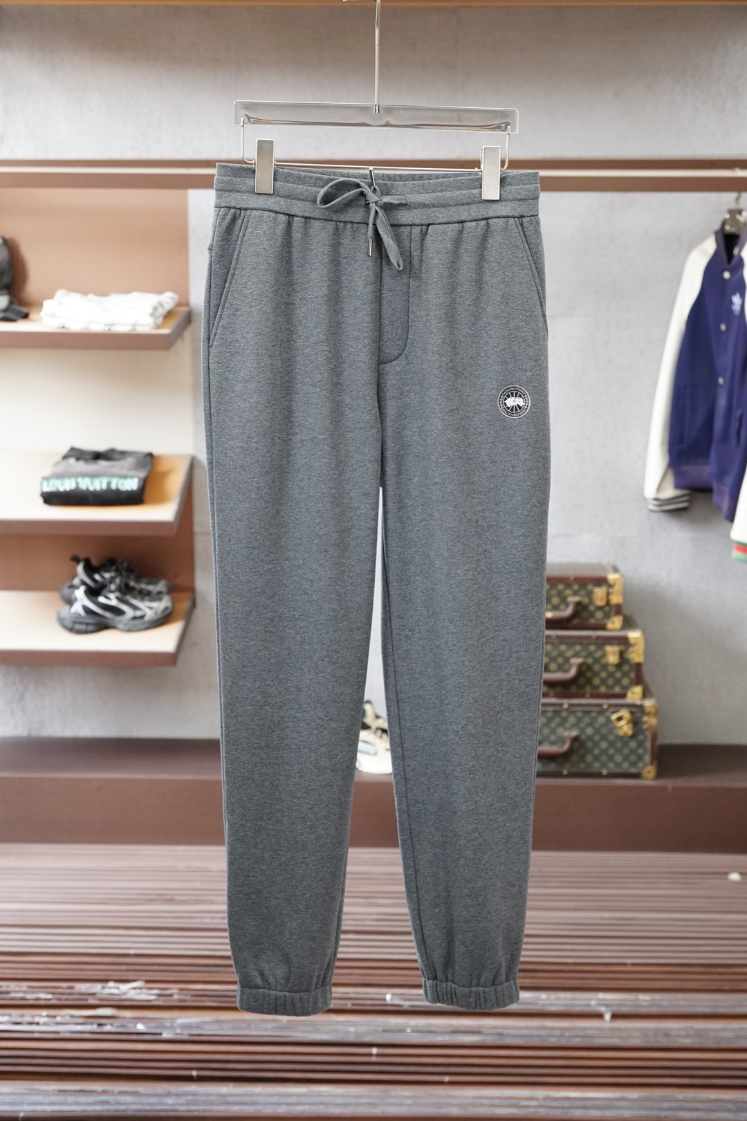 NO:661610,-Canada Goose original 1.1 top-quality original order, no pressure to enter and leave the counter, thickened and velvet/1 new autumn and winter casual pants!  Luxurious classic brand embroidery LOGO design!  Elastic waisted casual pants are classic and versatile. Luxury brand classic elements and classic casual straight-leg design!  It greatly improves the matchability. It has a well-fitted version and pockets on both sides. It is made of ultra-fine thickened cotton material. It is skin-friendly, soft and breathable, and has a good wearing feel. It is worth buying!  M-3XL,, 19860909-加拿大鹅 原版1.1顶级原单,出入专柜毫无压力,加厚加绒/1秋冬新品休闲裤！奢华经典品牌刺绣LOGO设计！松紧腰休闲裤经典百搭 奢华品牌经典元素经典休闲直筒设计！大大提升了搭配性 合体的版型 两侧插袋 采用超细加厚棉材质 亲肤柔软透气,有着很好的穿着体感 ,值得入手！M-3XL,, ,Men's clothing