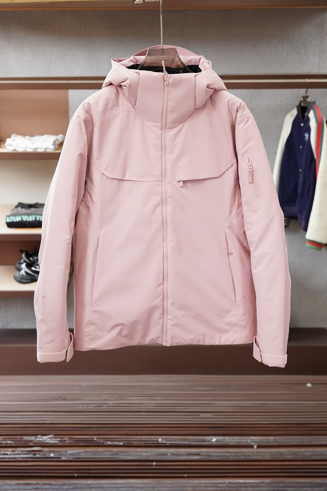 NO:661599,The Arc'teryx/Sand color camping 'brings outdoor relaxation and wilderness coloring', and is 'just warm enough'. The 90% velvet content is like sewing the warm light of the desert noon into the fabric - the off-white main body is paired with light khaki shoulder sleeves. It is a relaxed tone that 'just finished work at the camping site'. When going to the city streets, it has the texture of 'effortless wins';  The matte texture of the water-repellent fabric is embellished with black stripes on the pockets, and even the curvature of the hood is like a 'tent roof softened by the setting sun.' It is so low-key that only those who understand it will notice the 'outdoor gene' in the details. 02 The details are 'the pragmatism hidden in the pocket.' The large patch pockets + black strip decoration can be used to store mobile phones/gloves, and the black edges exposed when raising your hands are the finishing touch in the sand color;  The zone-filled 'temperature difference wisdom' uses goose down on the chest/back to lock in temperature, and the armpits/brims are replaced with breathable cotton to wick away perspiration - even if you rush into the cold wind from the heating room, you can still be 'warm but not stuffy'; the hood is 'compatible with all scenes' and has a loose feel. The drawstring can wrap half of the face to resist wind, and hangs behind the shoulders when loosened, giving it a 'camping atmosphere' in commuting wear. 03 One piece, making the 'outdoor feel' suitable for all life scenes  When hiking in the countryside on the weekend, it is a water-proof 'mobile heating cabin'; when worn with jeans on Monday, it is a 'relaxing' commuting brand in the office; even when I go downstairs to pick up express delivery, putting it on makes me look like a 'lifestyle player who just came back from the campground' - this sand color is never a color, but the confidence to 'wear the freedom of the wilderness into fireworks'.,arc'teryx,jeans,gloves,hats, 19860909始祖鸟/沙色野营把户外松弛感旷野配色」,更是「暖得刚好」 90绒子含量,像把沙漠正午的暖光缝进衣料里—— 米白主身搭浅卡其肩袖,是「刚从野营营地收工」的松弛色调,往城市街头一站,是「不费力赢很大」的质感； 而防泼水面料的哑光肌理,配着口袋边那抹黑条点缀,连风帽垂落的弧度都像「被落日晒软的帐篷顶」,低调到只有懂的人,才会盯着细节里的「户外基因」心领神会. 02 细节是「藏在口袋里的实用主义」 大贴袋+黑条装饰既能揣下手机/手套,抬手时露出的黑边,是沙色里的点睛锐度； 分区填充的「温差智慧」胸口/后背用鹅绒锁温,腋下/帽檐换透气棉排汗—— 哪怕从暖气房冲进寒风里,也能「暖而不闷」； 风帽是「兼容一切场景」的松弛感拉紧抽绳能裹住半张脸抗风,松开时垂在肩后,是通勤穿搭里的「野营氛围感」. 03 一件,让「户外感」适配所有生活场景 周末去郊野徒步,它是防泼水的「移动暖舱」； 周一搭牛仔裤,它是写字楼里「自带松弛感」的通勤牌面； 甚至下楼取快递,套上它都像「刚从露营地回来的生活玩家」—— 这抹沙色,从来不是颜色,是「把旷野的自在,穿进烟火里」的底气.,arc'teryx,jeans,gloves,hats, ,Men's clothing