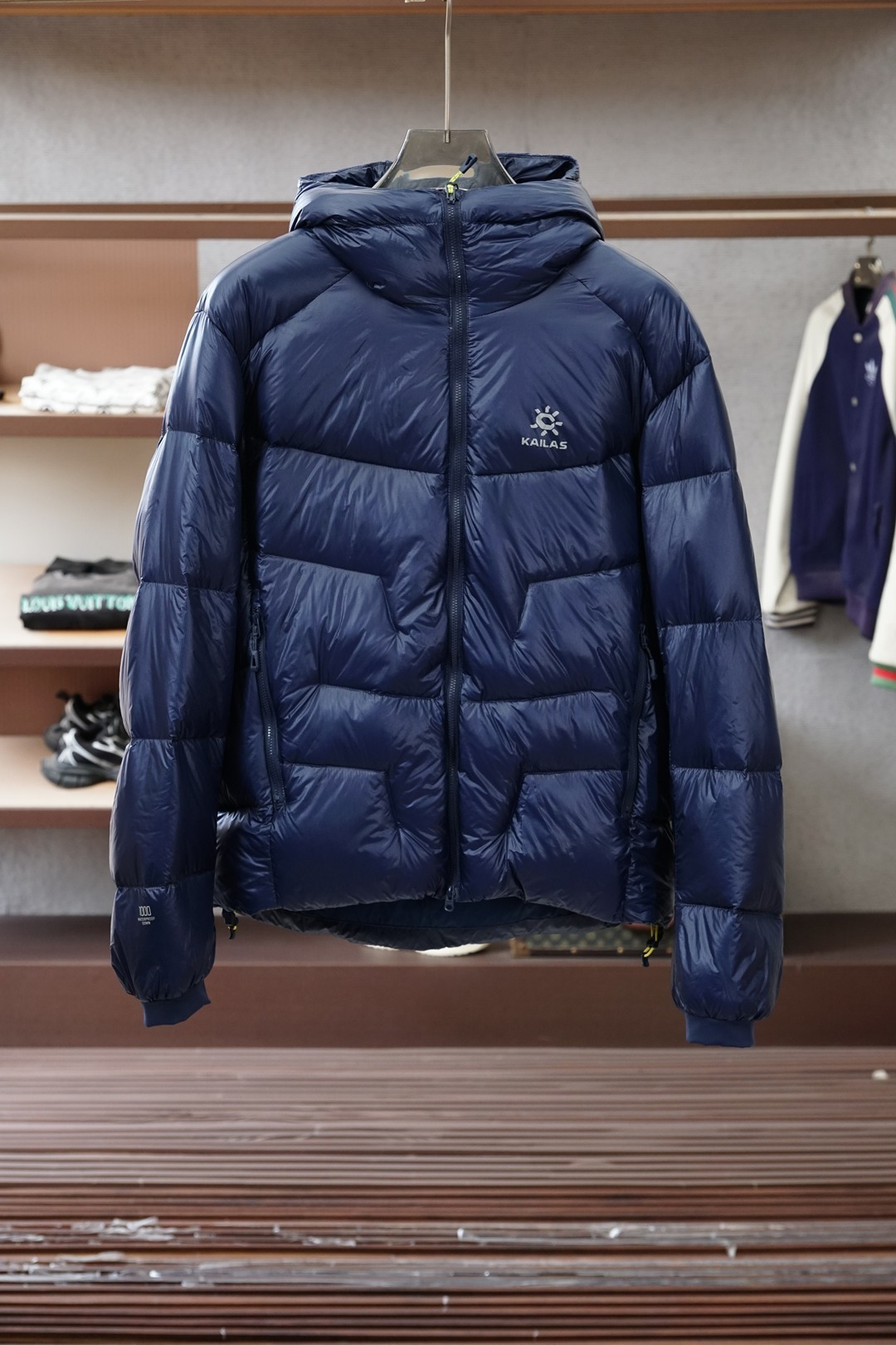 NO:661602,Kailer Stone's lightweight down jacket is as warm as the snow mountain, 'outdoor black technology' that can also be worn in the city] 800-pack water-repellent goose down covers the whole body, as light as if it is not worn but can withstand the sub-zero cold wind. Fluorescent green contrasts with black/dark green, which is eye-catching for outdoor recognition and is also a trendy embellishment in the city. WINDSTOPPER fabric locks in heat and wind, drawstring hem + hooded compatible helmet, hard-core details hide a sense of security  An autumn and winter jacket that combines 'mountain-level protection' with 'daily relaxation', it can be worn from commuting in the city to hiking in the countryside,,down jacket,hats, 19860909凯乐石轻量羽绒服雪山级暖感,城市也能穿的“户外黑科技”】 800蓬拒水鹅绒裹住全身,轻得像没穿却扛得住零下冷风 荧光绿撞色黑/墨绿,是户外的醒目辨识度,也是都市的潮感点缀 WINDSTOPPER面料锁温防风,抽绳下摆+连帽兼容头盔,硬核细节藏满安全感 一件把“登山级防护”和“日常松弛感”焊死的秋冬衣,从城市通勤到郊野徒步都能打,,down jacket,hats, ,Men's clothing