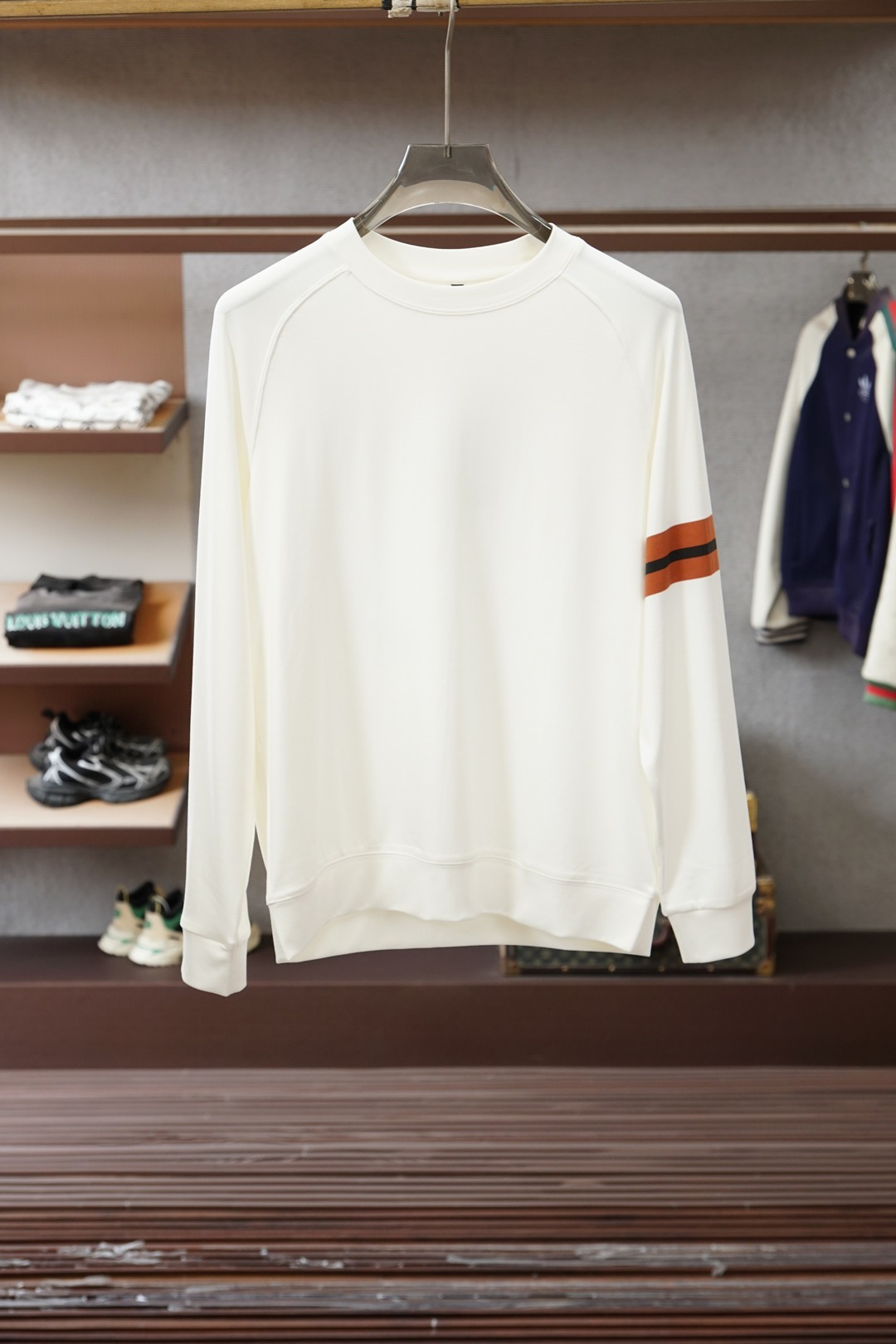 NO:712310,Ermenegildo Zegna/.25 autumn and winter classic round neck sweatshirt. The sleeves are spliced with logo printed brand elements to highlight the brand recognition. The minimalist style design is a very versatile item. It is made of cotton and spandex fabric. Its characteristics are soft, warm, comfortable and breathable. It is light and drapey. The quad fiber structure makes the fabric less prone to wrinkles. It comes with ribs on the collar, cuffs and hems. Colors: black, white, gray khaki  Size M～XXXL,,zegna,hoodie,sweatshirts,19860909杰尼亚/.25秋冬经典圆领卫衣,袖子拼接Logo印花品牌元素彰显品牌辨识度,极简风格设计非常百搭的一款单品,采用棉加氨纶面料,其特性柔透保暖舒适透气性佳、轻盈有垂感、四重纤维构造使得面料不容易产生皱褶,配套衣领、袖口及下脚边罗纹； 颜色黑色、白色,灰色卡其色 尺码M～XXXL,,zegna,hoodie,sweatshirts,,Men's clothing