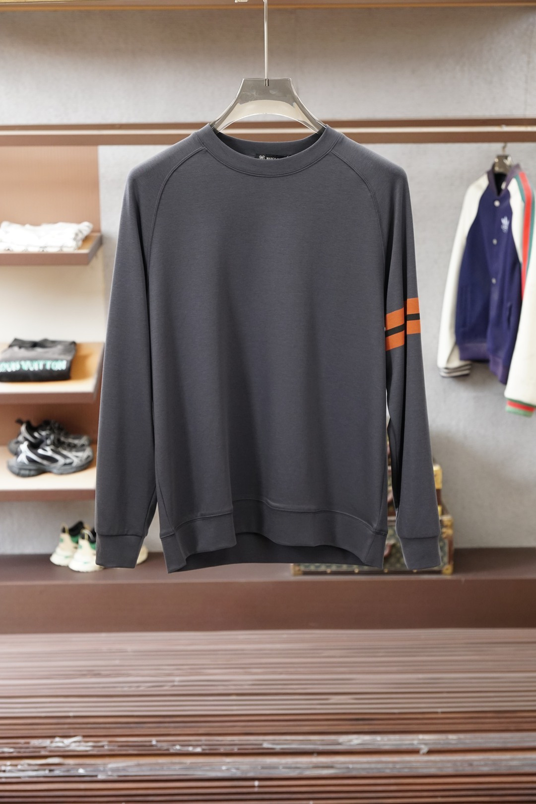 NO:681921,Ermenegildo Zegna/.25 autumn and winter classic round neck sweatshirt. The sleeves are spliced with logo printed brand elements to highlight the brand recognition. The minimalist style design is a very versatile item. It is made of cotton and spandex fabric. Its characteristics are soft, warm, comfortable and breathable. It is light and drapey. The quad fiber structure makes the fabric less prone to wrinkles. It comes with ribs on the collar, cuffs and hems. Colors: black, white, gray  Size M～XXXL,,zegna,hoodie,sweatshirts,19860909杰尼亚/.25秋冬经典圆领卫衣,袖子拼接Logo印花品牌元素彰显品牌辨识度,极简风格设计非常百搭的一款单品,采用棉加氨纶面料,其特性柔透保暖舒适透气性佳、轻盈有垂感、四重纤维构造使得面料不容易产生皱褶,配套衣领、袖口及下脚边罗纹； 颜色黑色、白色,灰色 尺码M～XXXL,,zegna,hoodie,sweatshirts,,Men's clothing