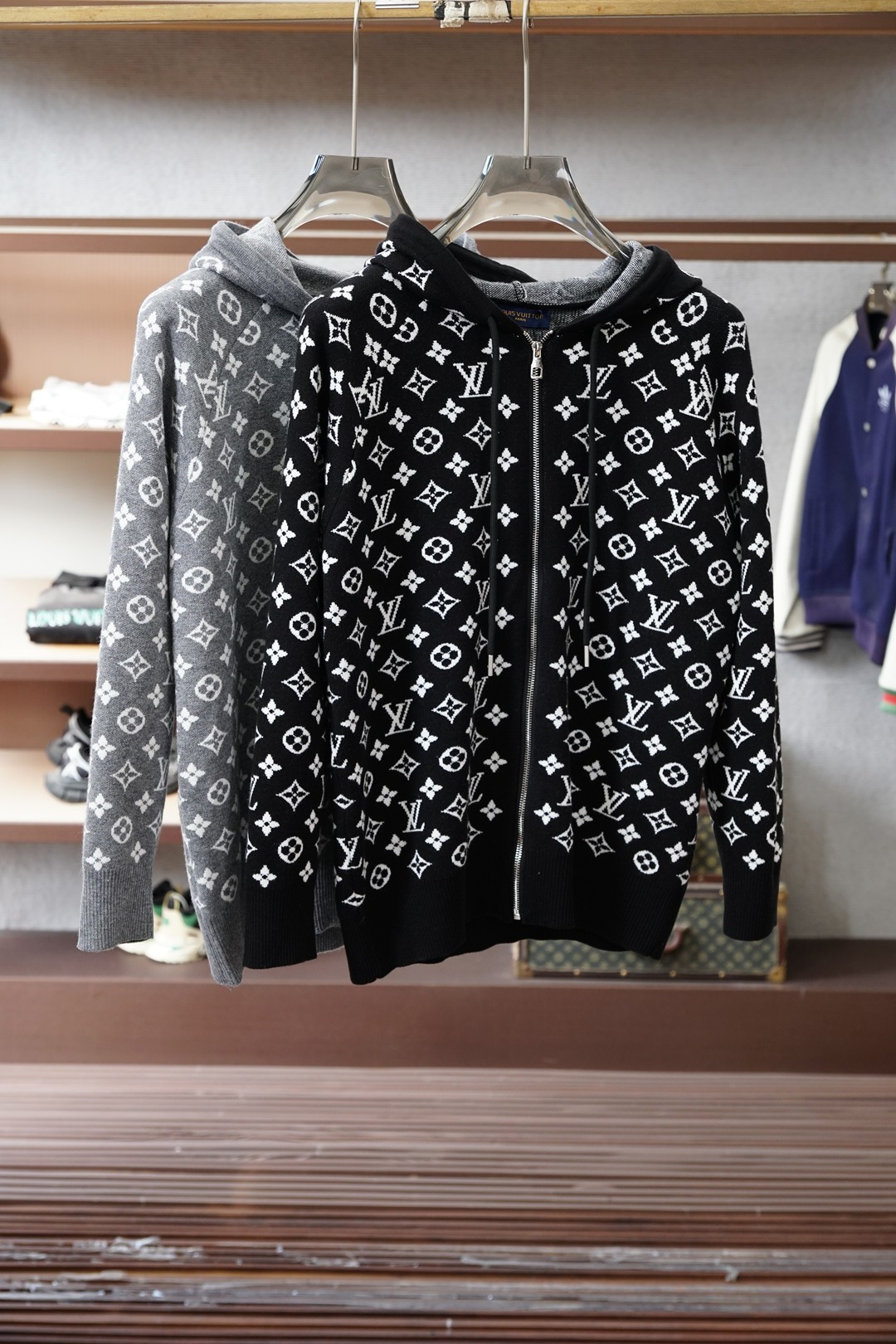 NO:690936,LV2025 new autumn and winter jacquard cardigan sweater jacket is made of high-quality wool, simple but not simple. Casual hooded style, easy to match for daily wear on the street. Fine workmanship, fine and even stitching, not easy to fall off. Color gray black Size M-3XL,, louis vuitton, jackets & coats, sweaters, hats,19860909LV2025秋冬新款提花开衫毛衣外套优质羊毛,简约而不简单.休闲连帽款式,日常搭配出街轻松搭配.做工精细 针脚细密均匀,不易脱线. 颜色灰色黑色 码数M-3XL,,louis vuitton,jackets & coats,sweaters,hats,,Men's clothing